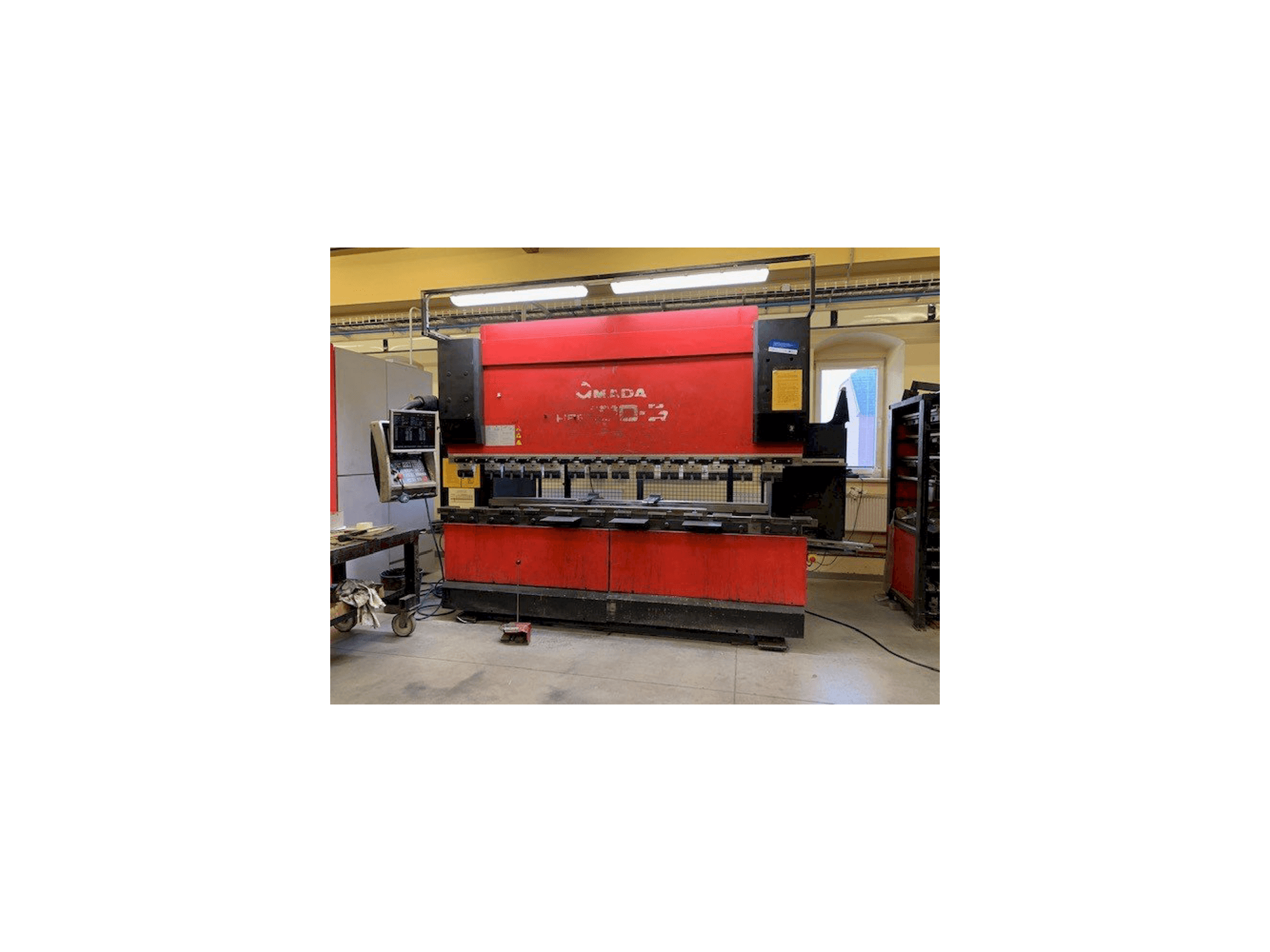 Čelní pohled na AMADA HFE 100-3 stroj