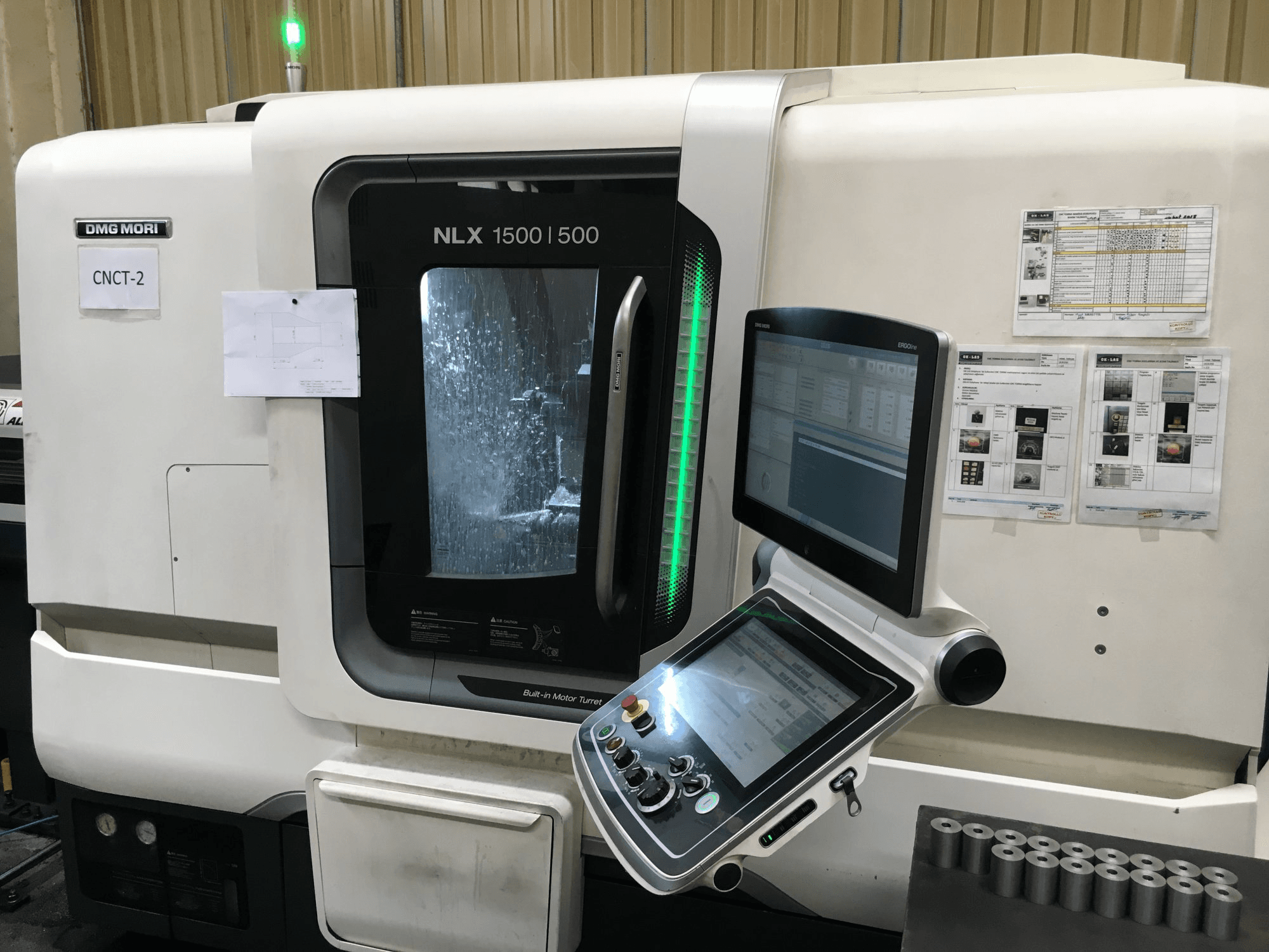 Čelní pohled na DMG MORI NLX 1500 SY/500 stroj