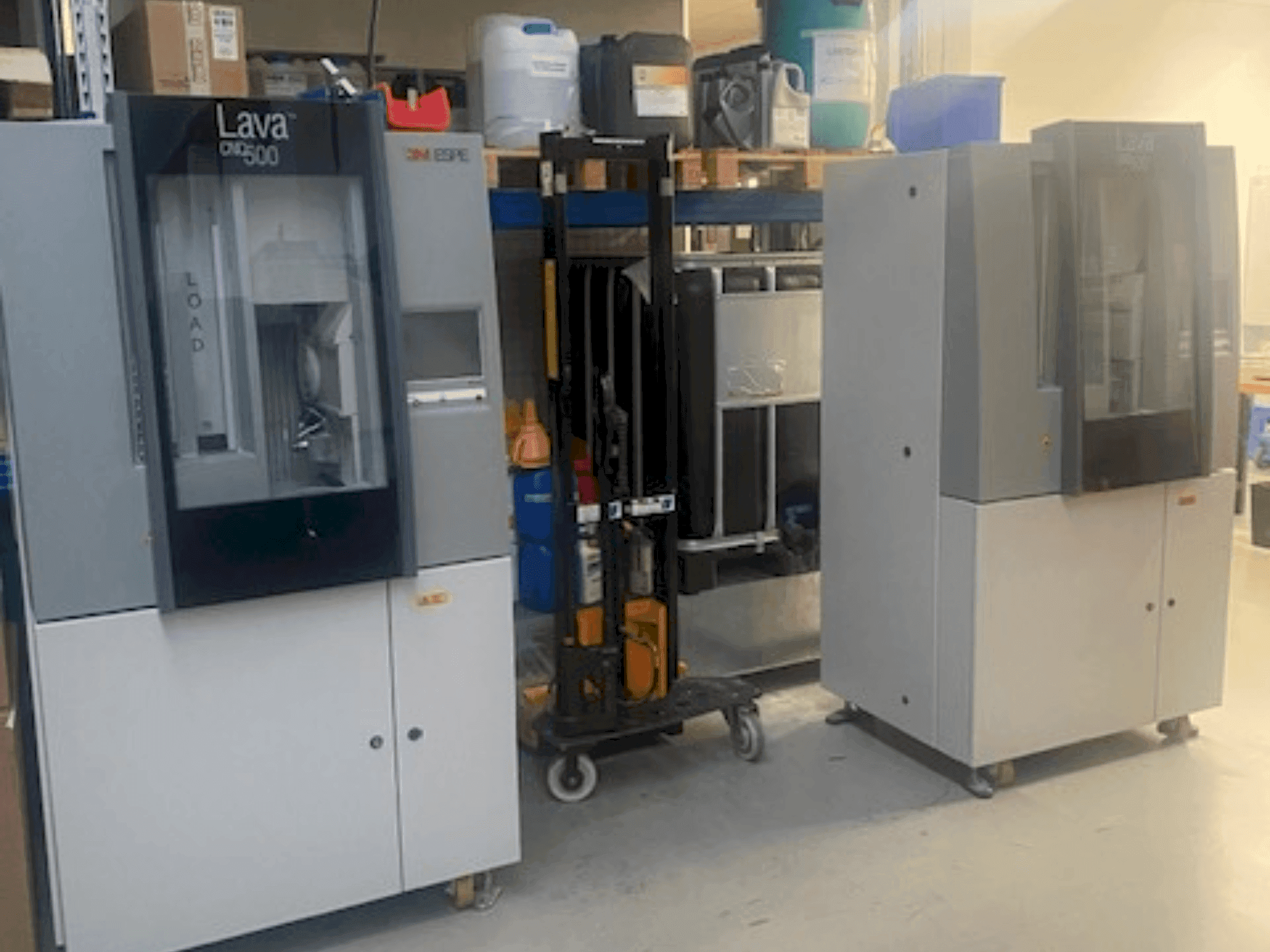 Čelní pohled na ESPE LAVA CNC 500 stroj