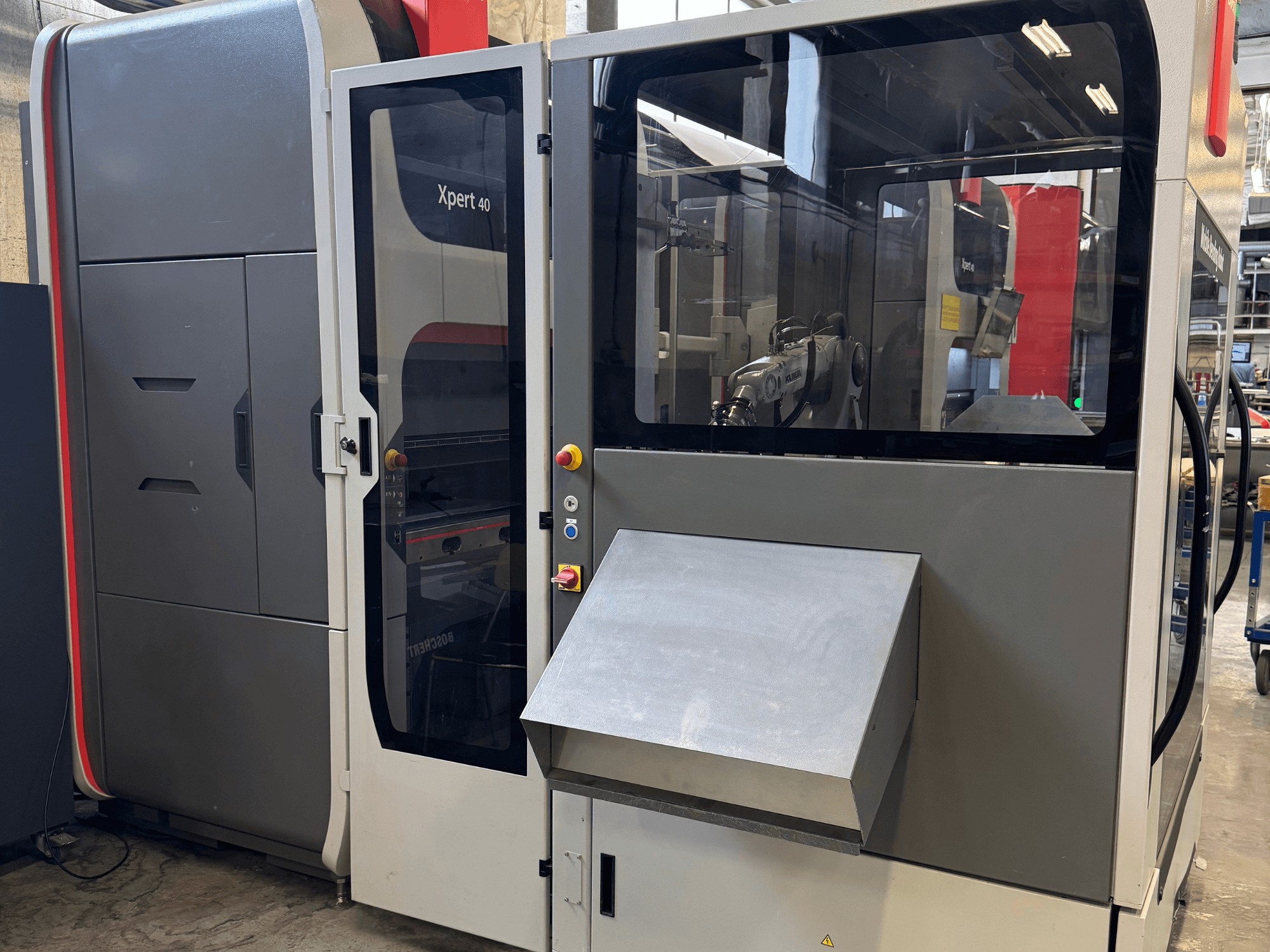 Lisovací brzda Bystronic Xpert 40/1030 v čelním pohledu, na kterém je vidět ovládací panel, skleněný kryt a čisté designové prvky.