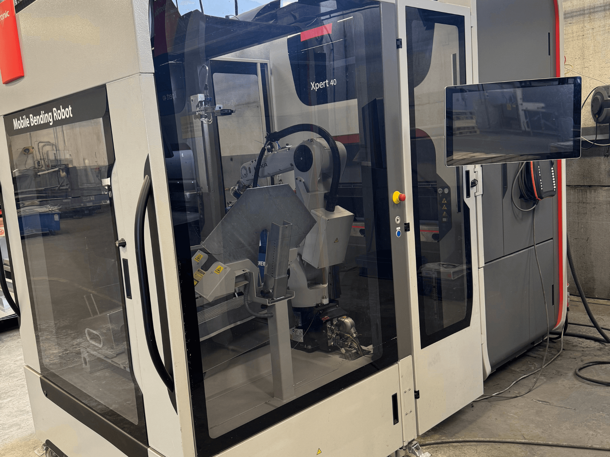 Ohraňovací lis Bystronic Xpert 40/1030 s mobilním ohýbacím robotem, čelní pohled na ovládací panel a robotické komponenty.