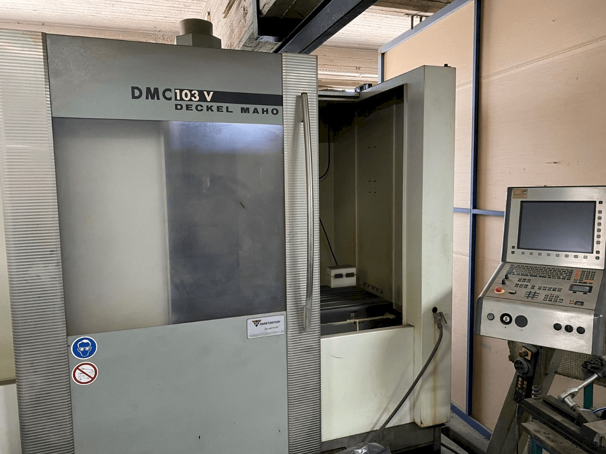 Čelní pohled na DECKEL MAHO DMC 103 V stroj