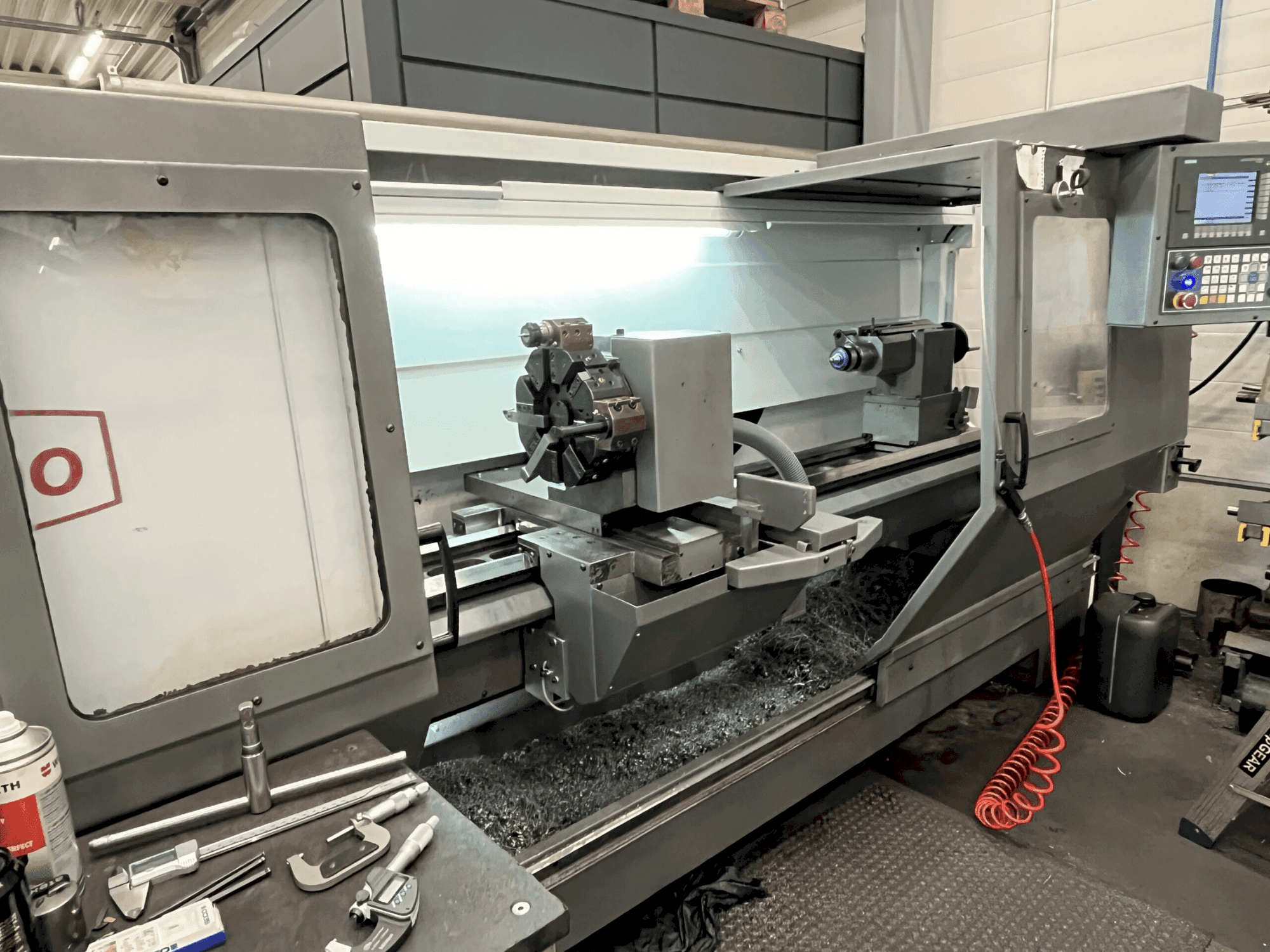 Čelní pohled na Pinacho SE 325/2000 stroj