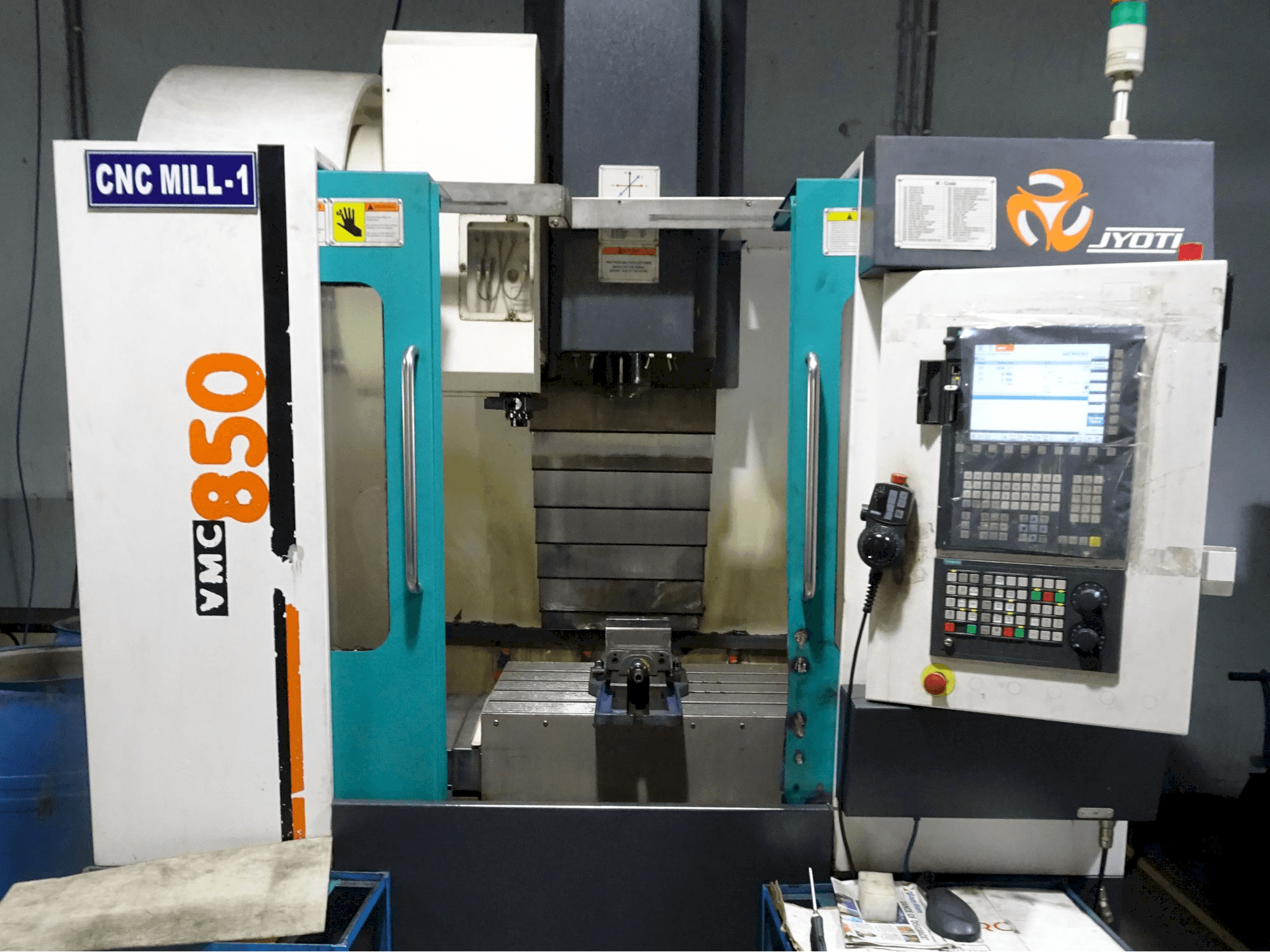 Čelní pohled na JYOTI VMC-850 stroj