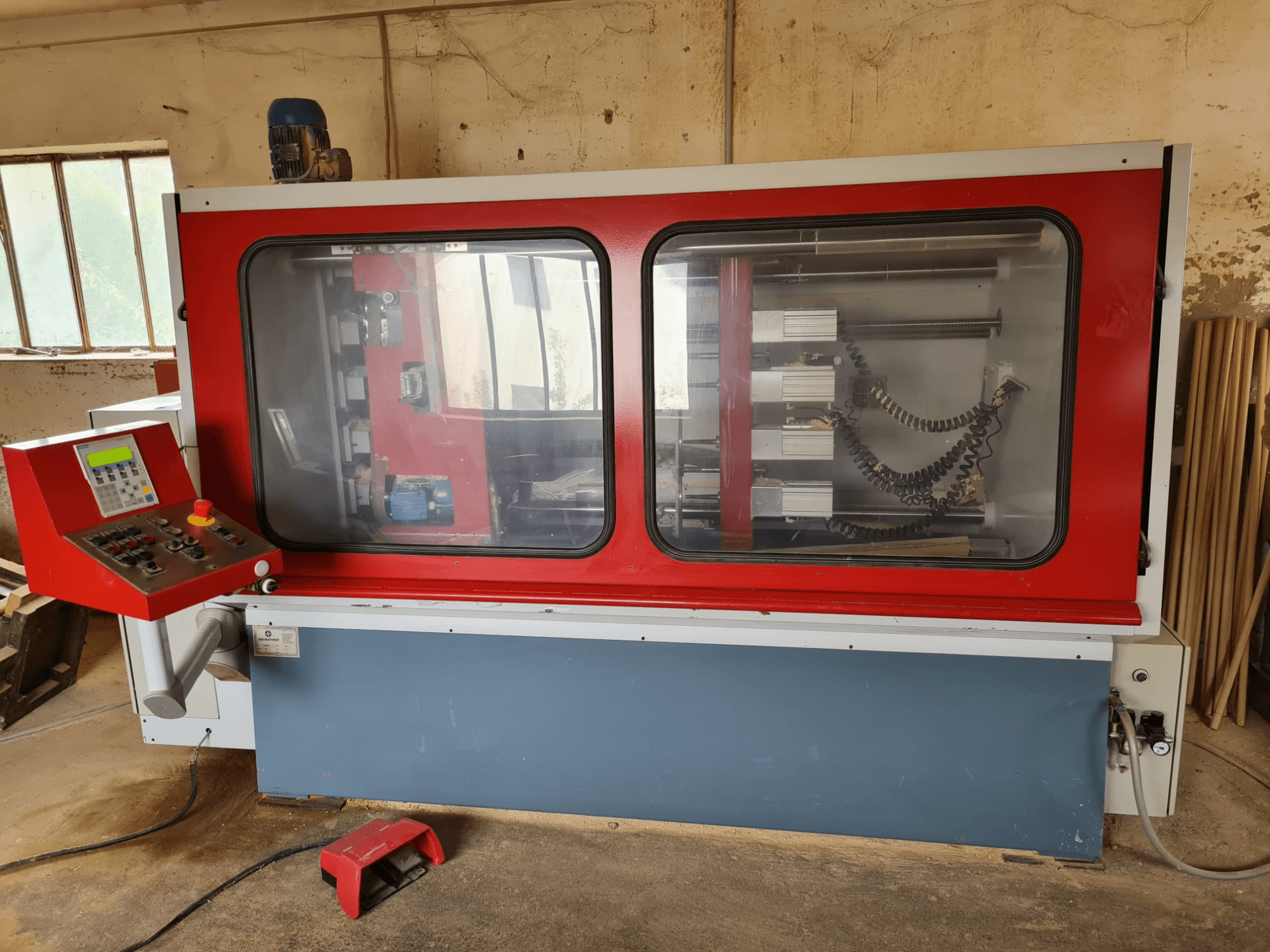 Mlýnek na dřevo WEIRATHER KS1300/4 v čelním pohledu, s ovládacím panelem, průhledným krytem a viditelnými vnitřními součástmi.