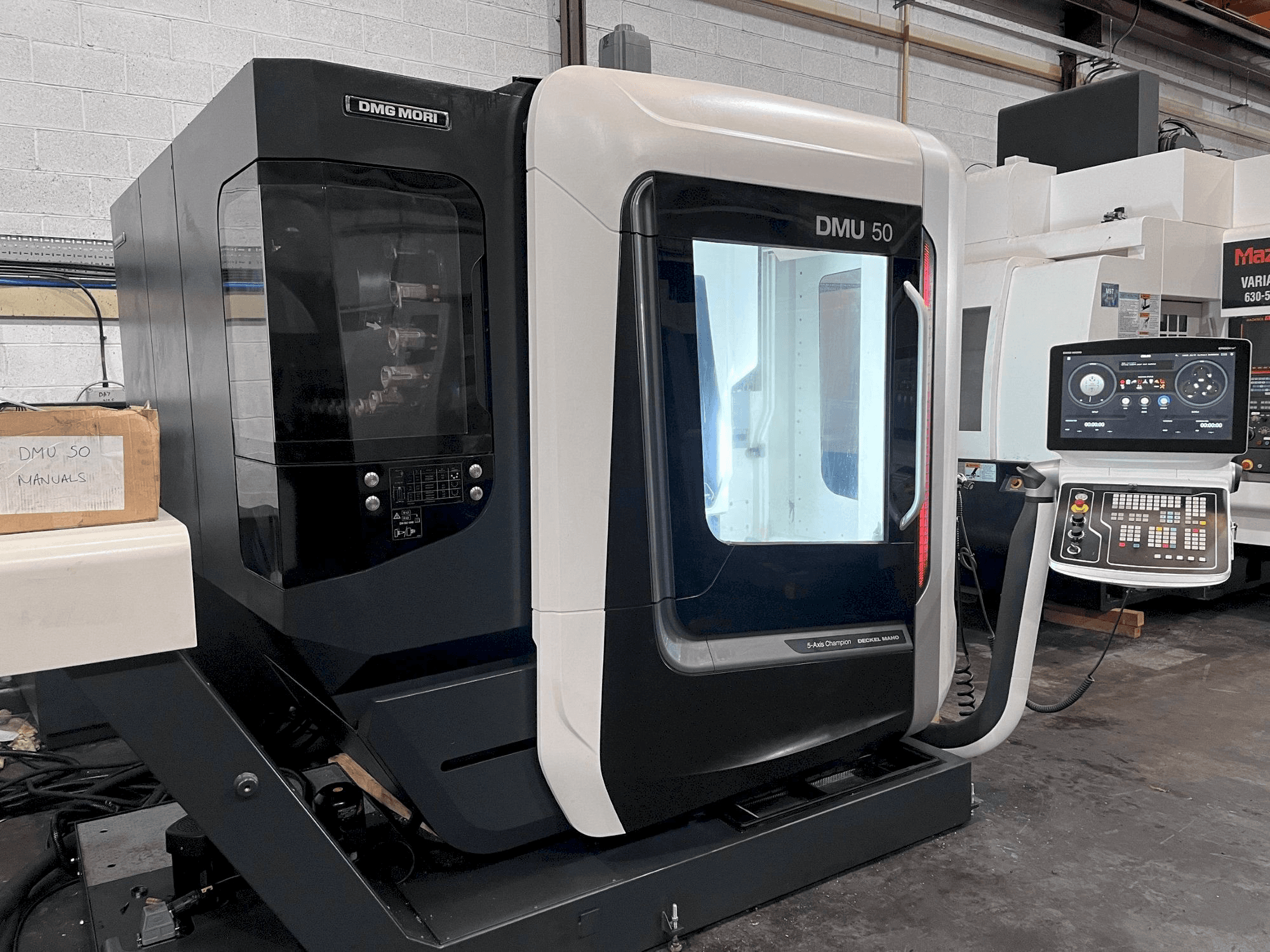 Čelní pohled na DMG DMU 50 stroj