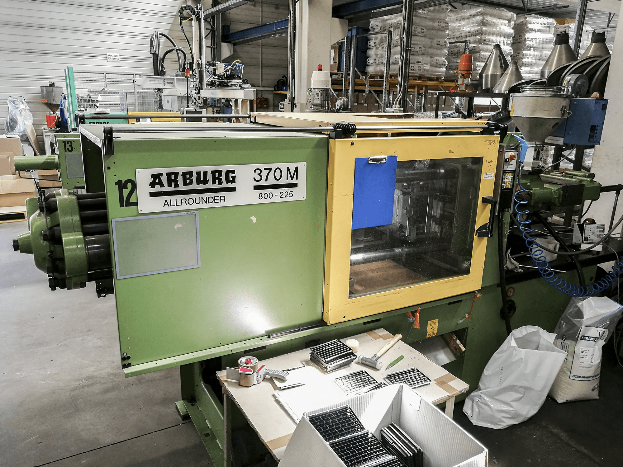 Čelní pohled na Arburg 370M 800-225 stroj