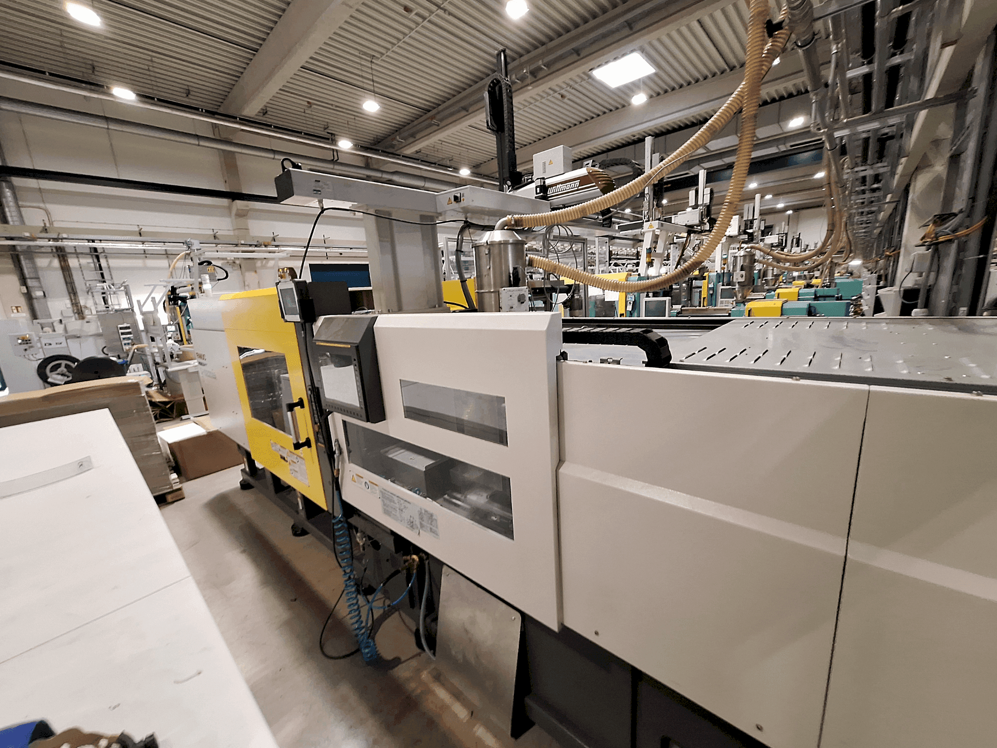 Čelní pohled na FANUC Roboshot S220iA stroj