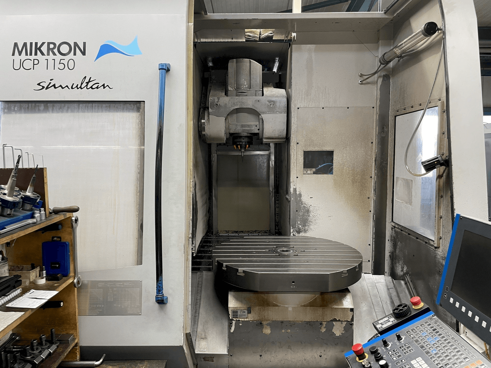 Čelní pohled na MIKRON UCP 1150 SIMULTAN stroj