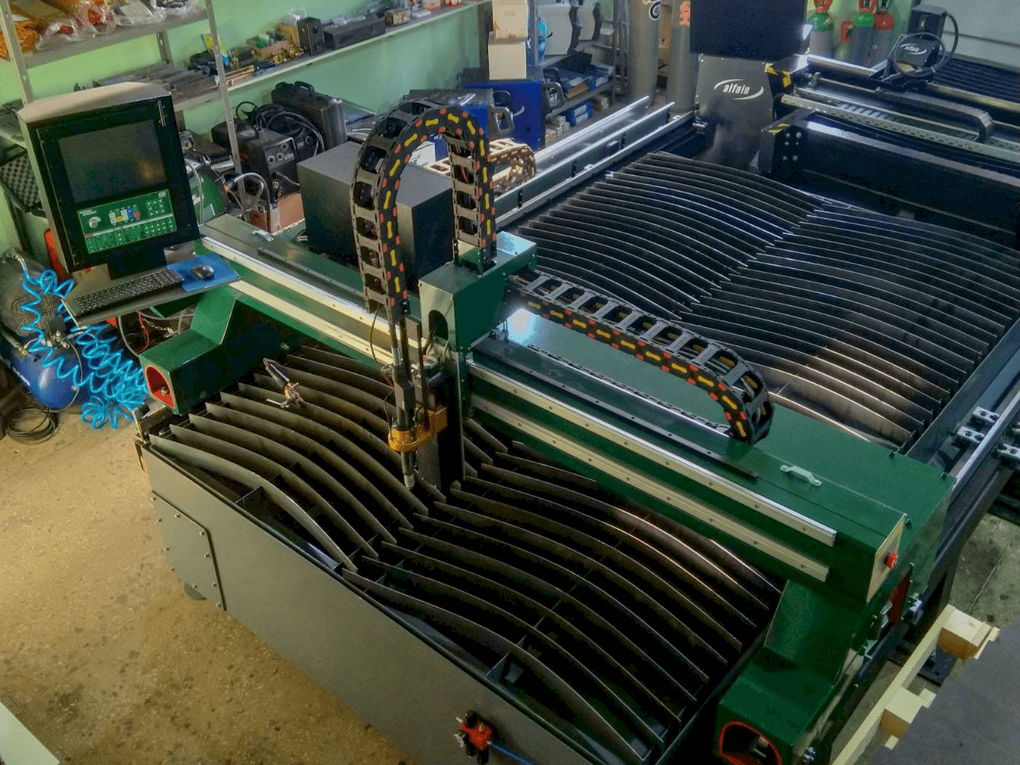 Čelní pohled na Huawei HNC-2500W stroj