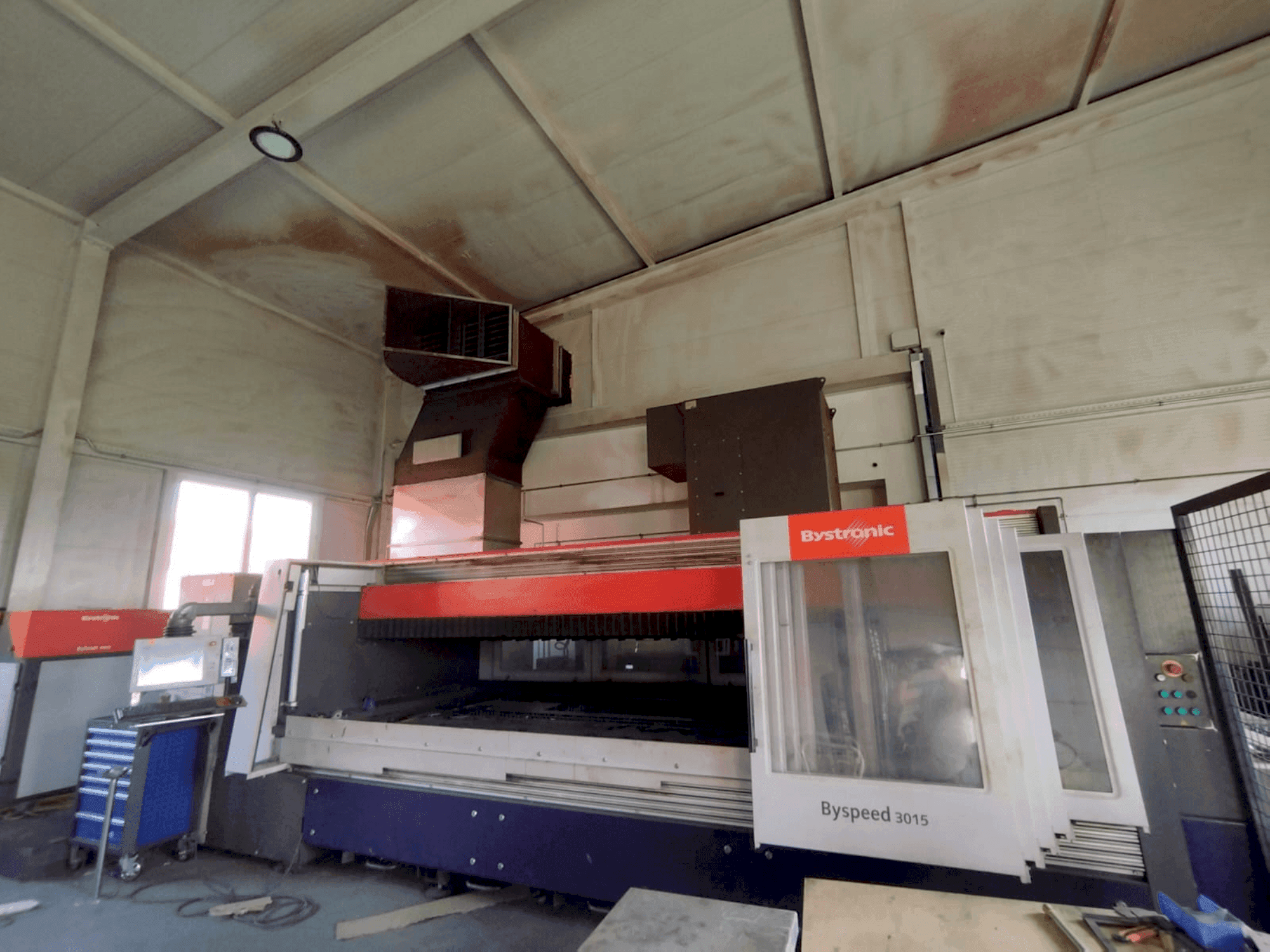 Čelní pohled na Bystronic BySpeed 3015 stroj