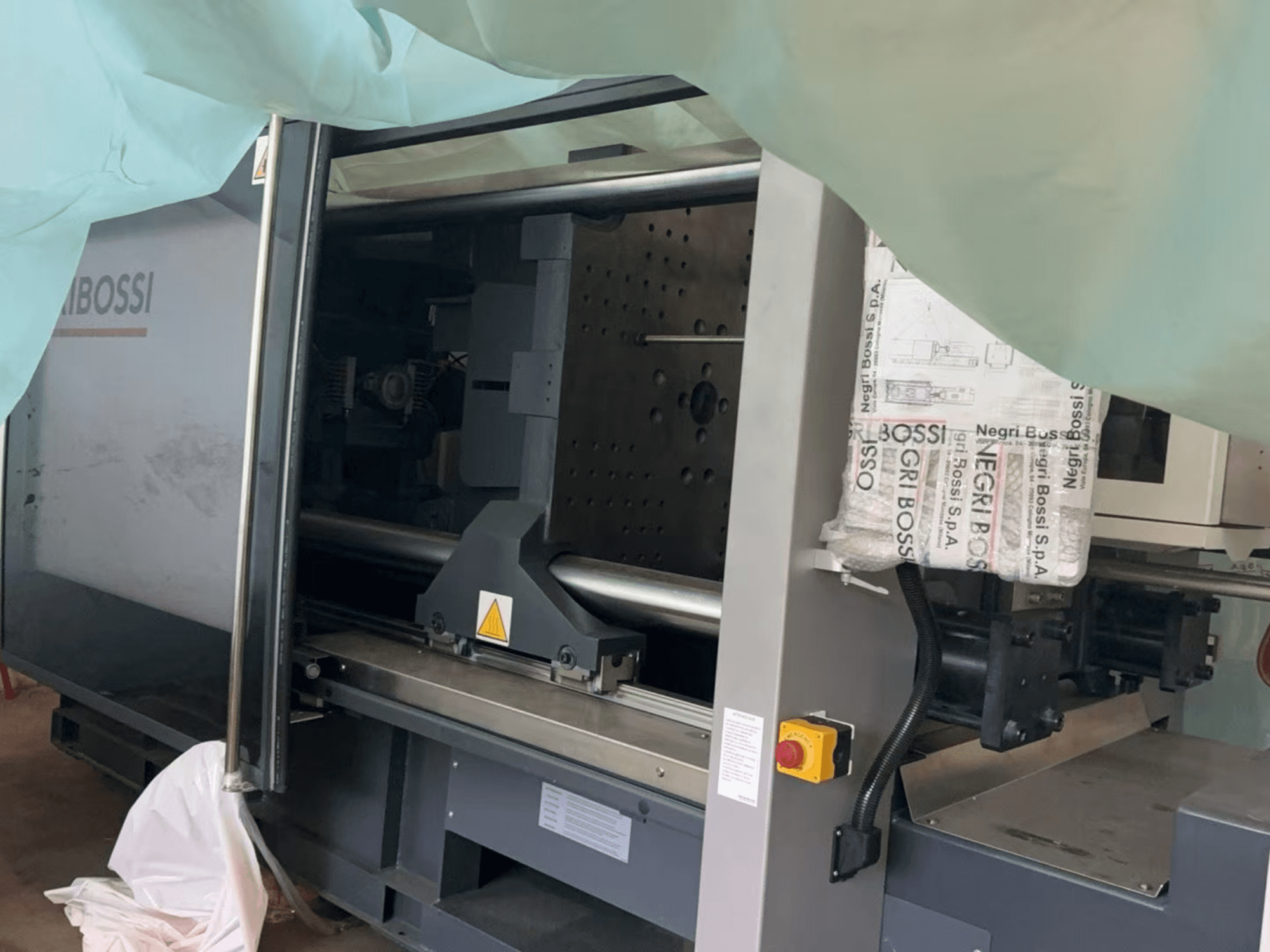 Elektrický vstřikovací stroj Negri Bossi NOVA e350T H1550, boční pohled, zobrazující otevřené dveře a vnitřní komponenty.