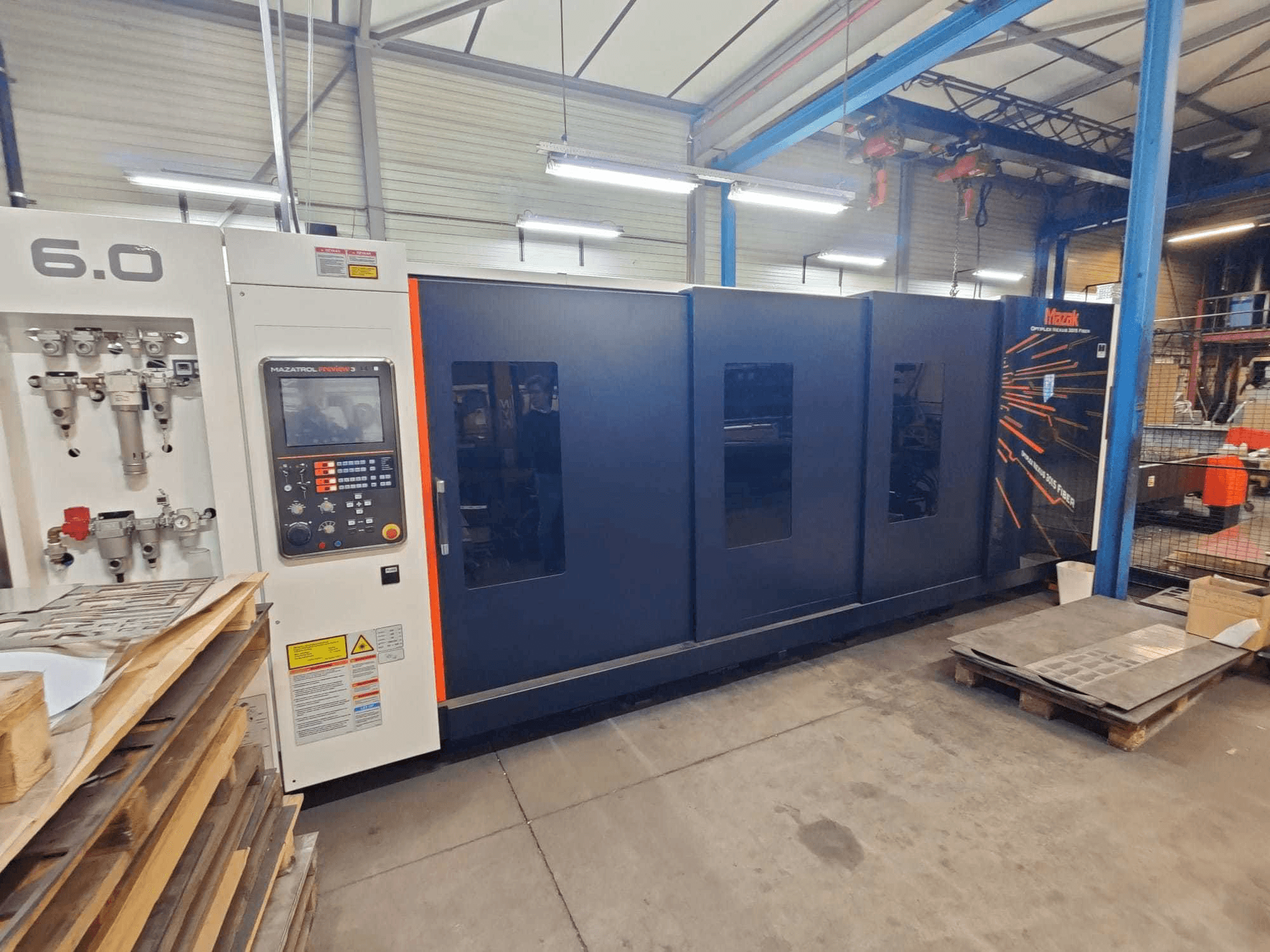 Čelní pohled na Mazak Optiplex Nexus 3015 stroj