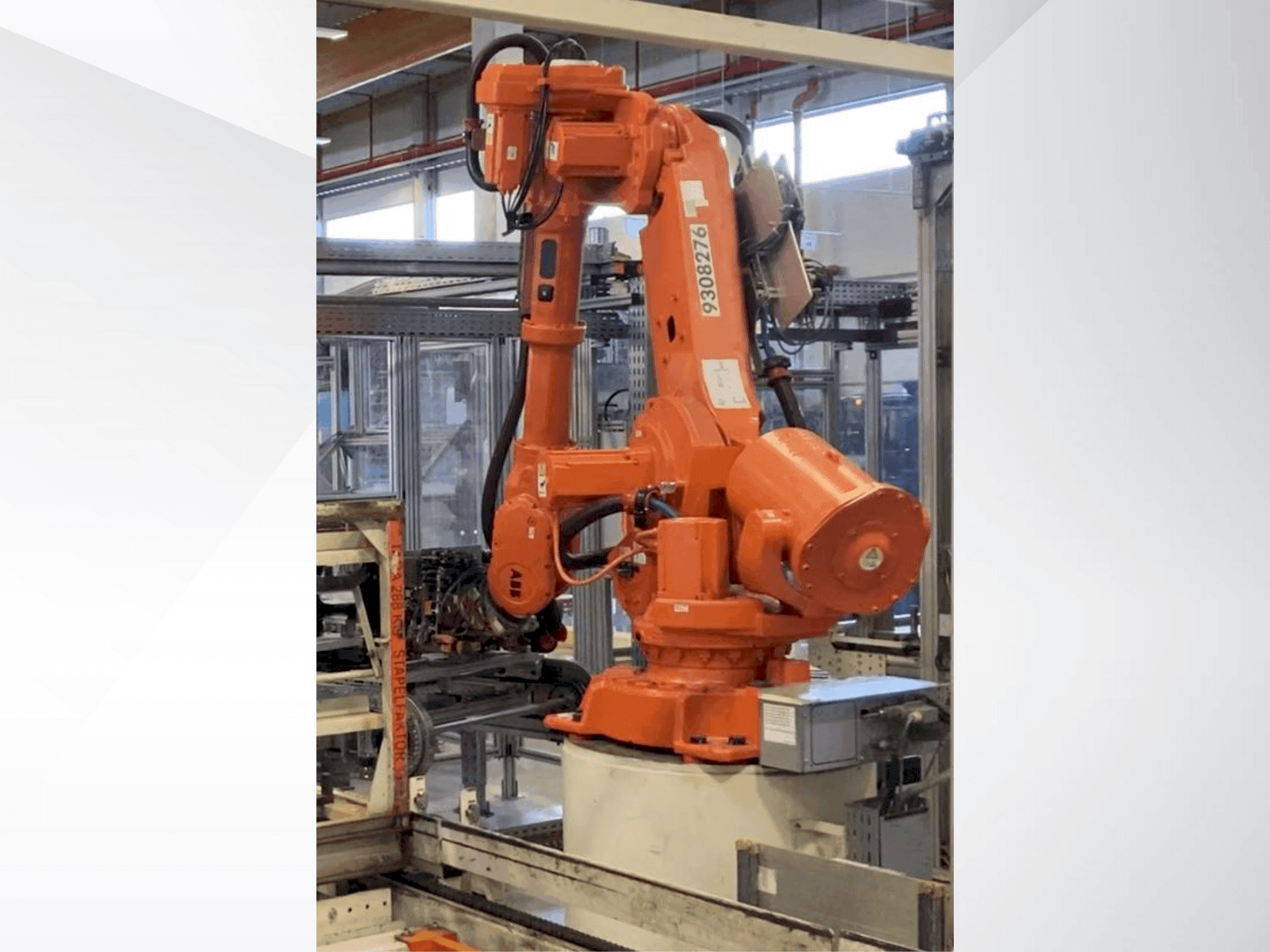 Čelní pohled na ABB IRB 6640-130/320 stroj