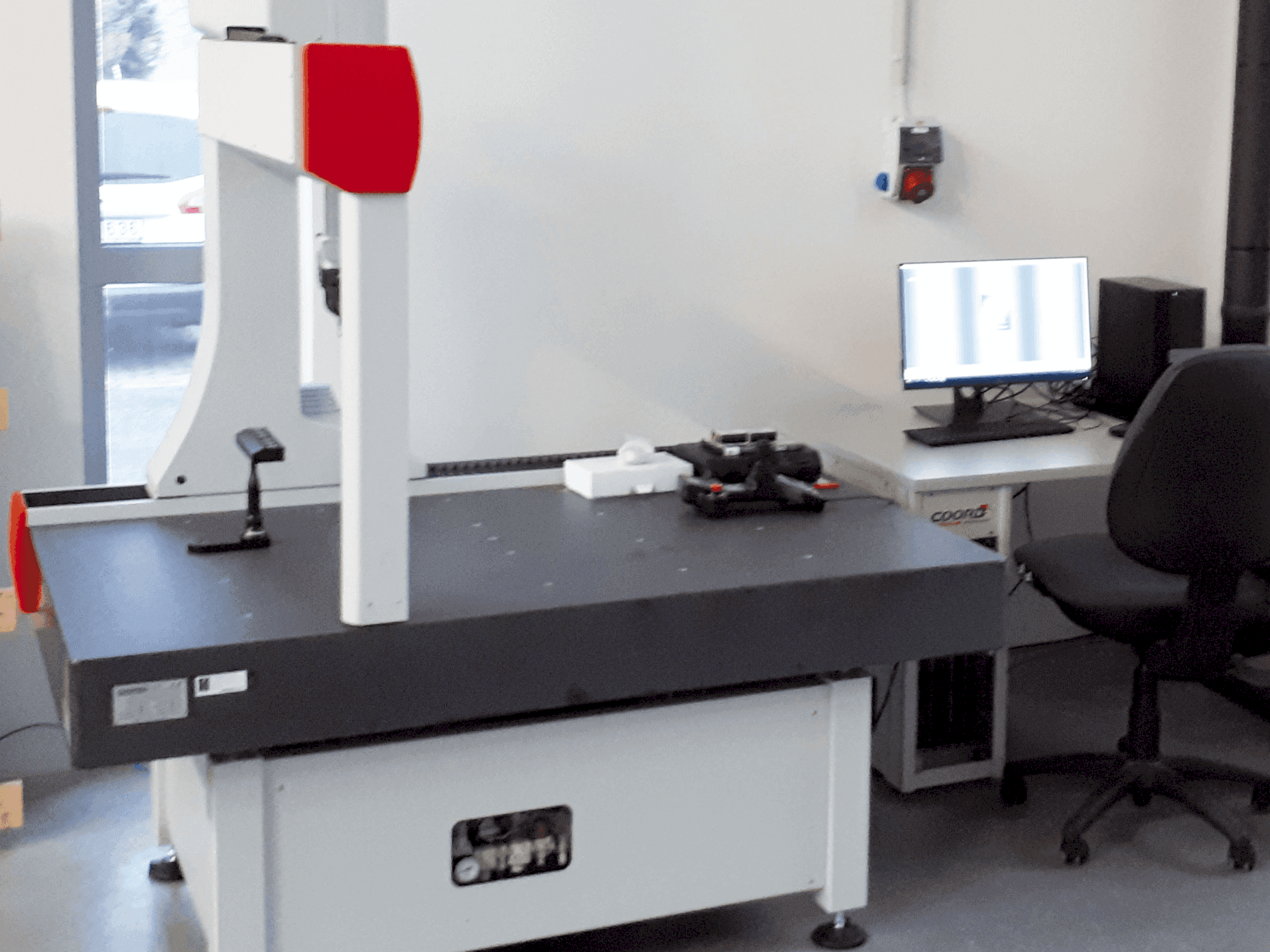 Čelní pohled na Coord3 ARES NT-L 10.7.5 CNC stroj