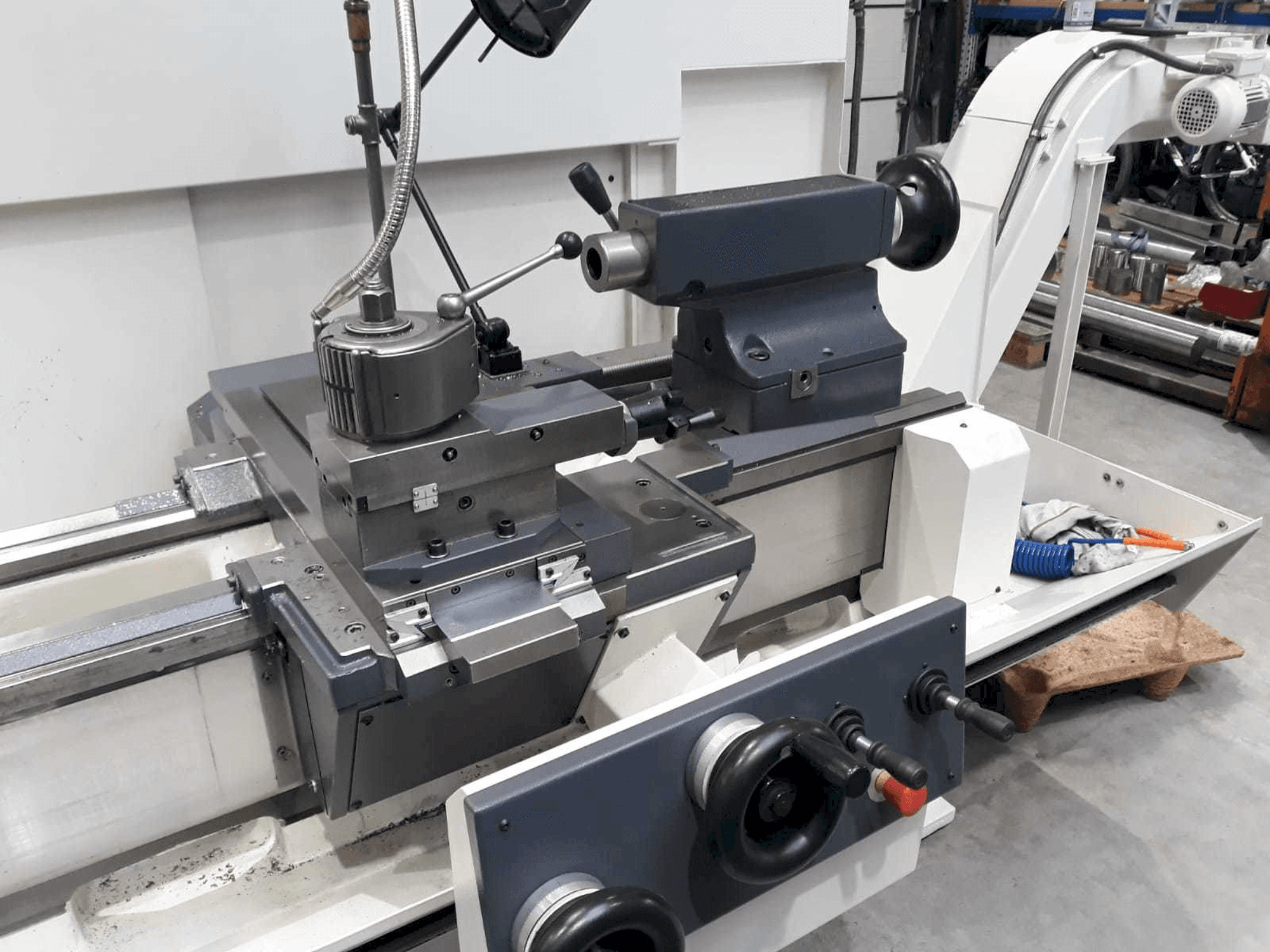 Čelní pohled na BOEHRINGER DUS 560 stroj