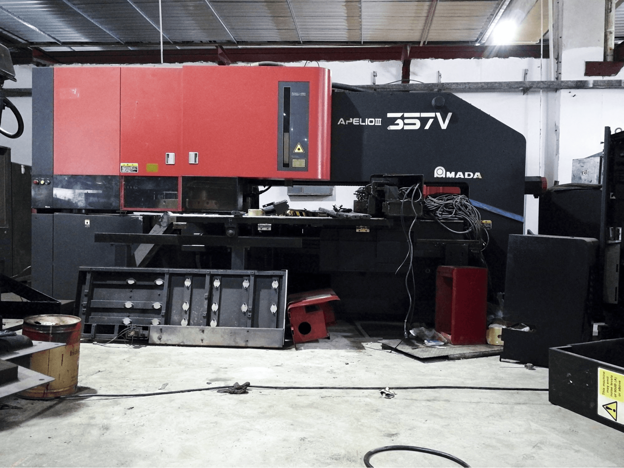 Čelní pohled na AMADA APELIO III-357V stroj