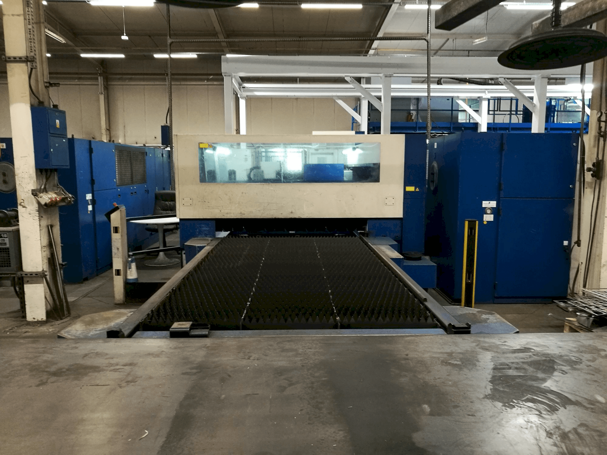 Čelní pohled na Trumpf Trumatic L3050 stroj