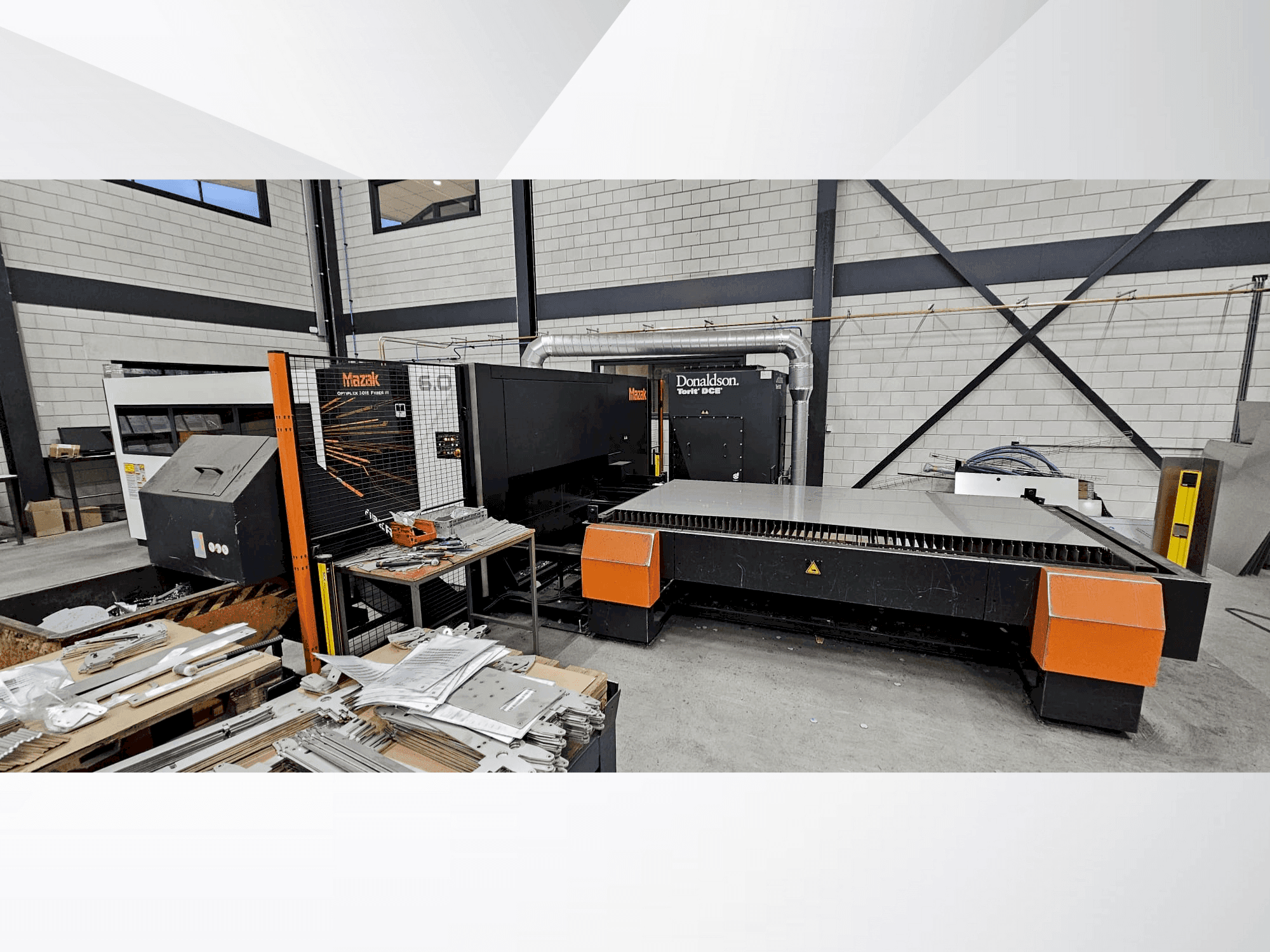 Čelní pohled na Mazak Optiplex 3015 Fiber III 6,0kW stroj