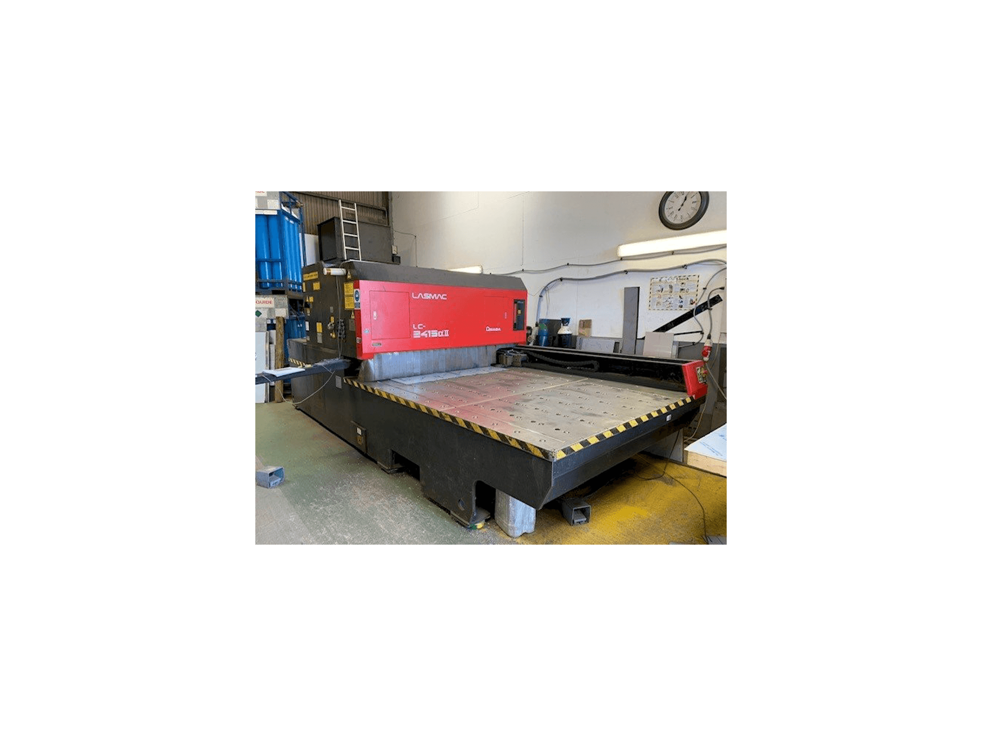 Čelní pohled na AMADA LC 2415 Alpha 2 stroj