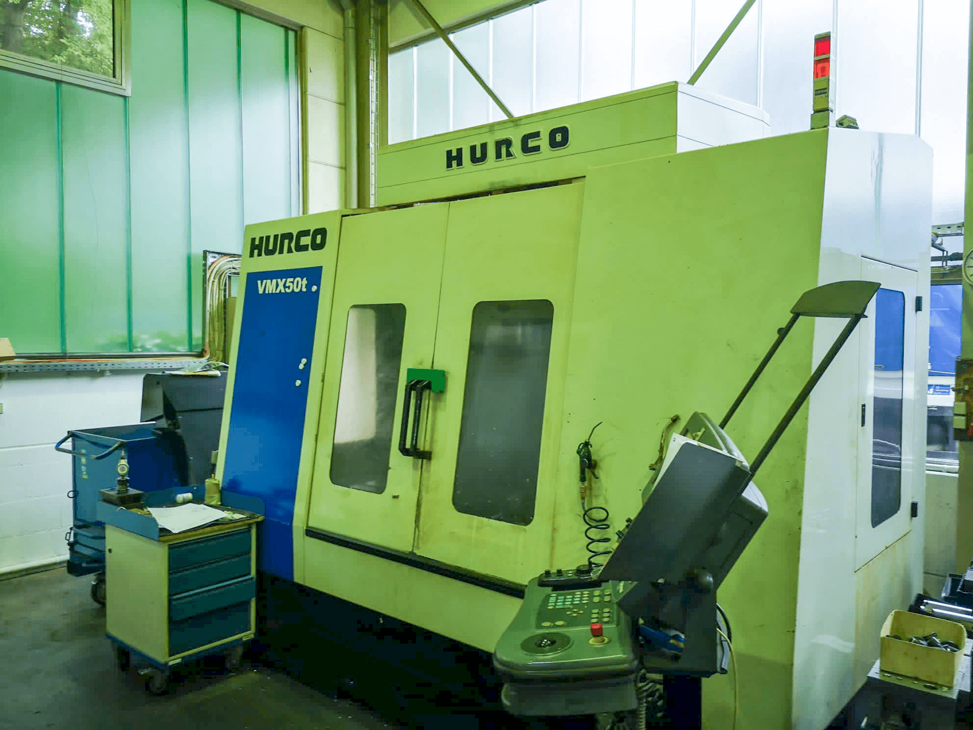 Čelní pohled na Hurco VMX50t stroj