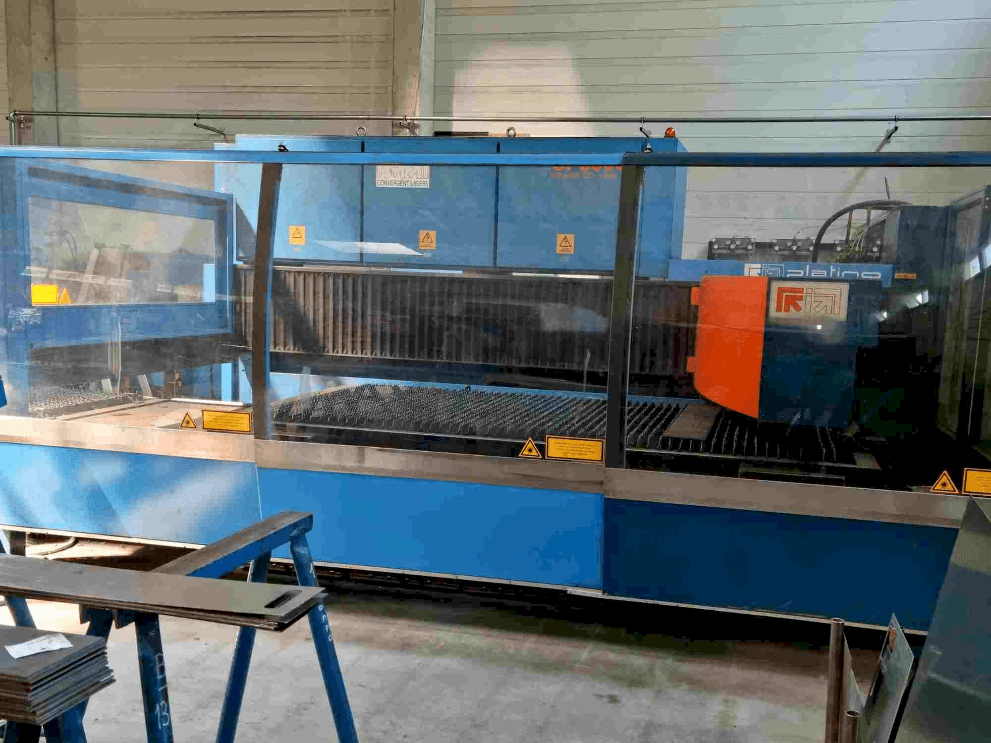 Čelní pohled na Prima Industrie Platino 1530 3kW stroj