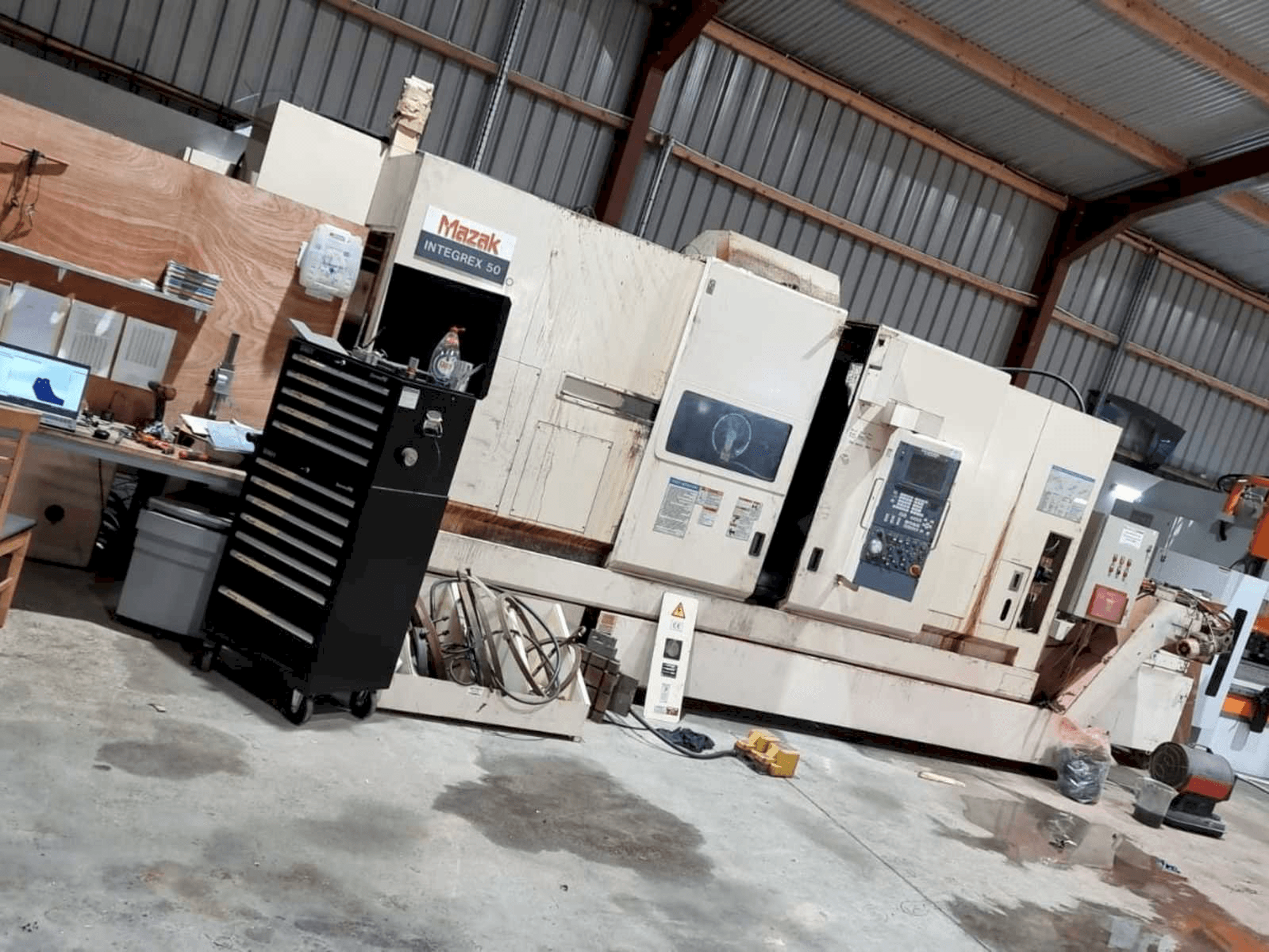 Čelní pohled na Mazak Integrex 50YR-1500U stroj