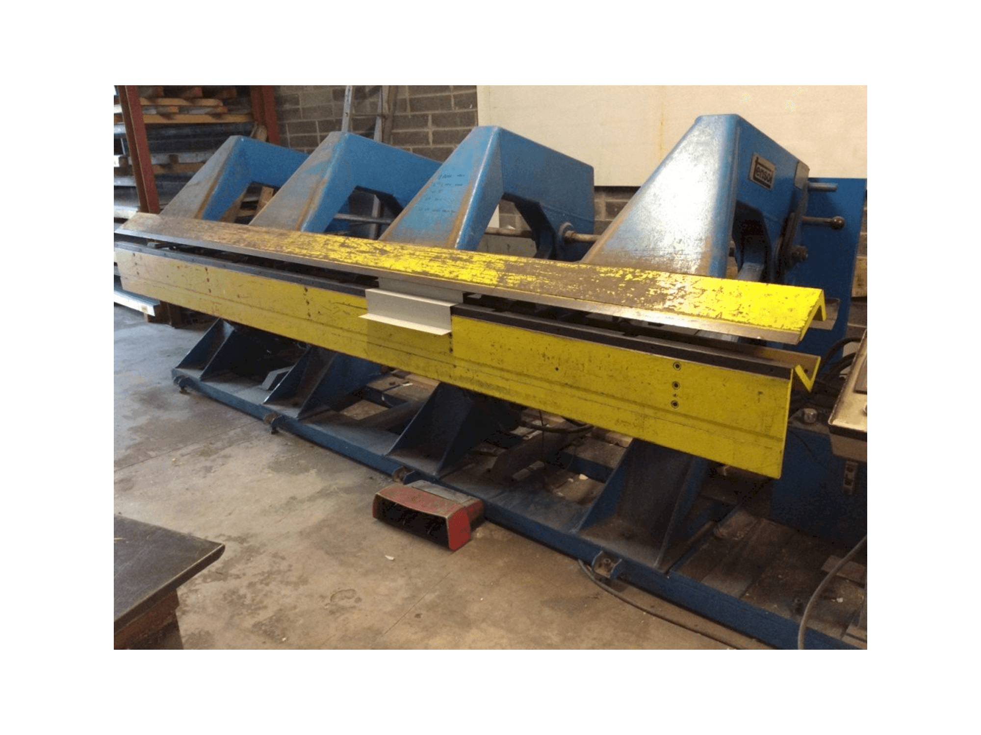 Čelní pohled na Tensol P200-4 stroj