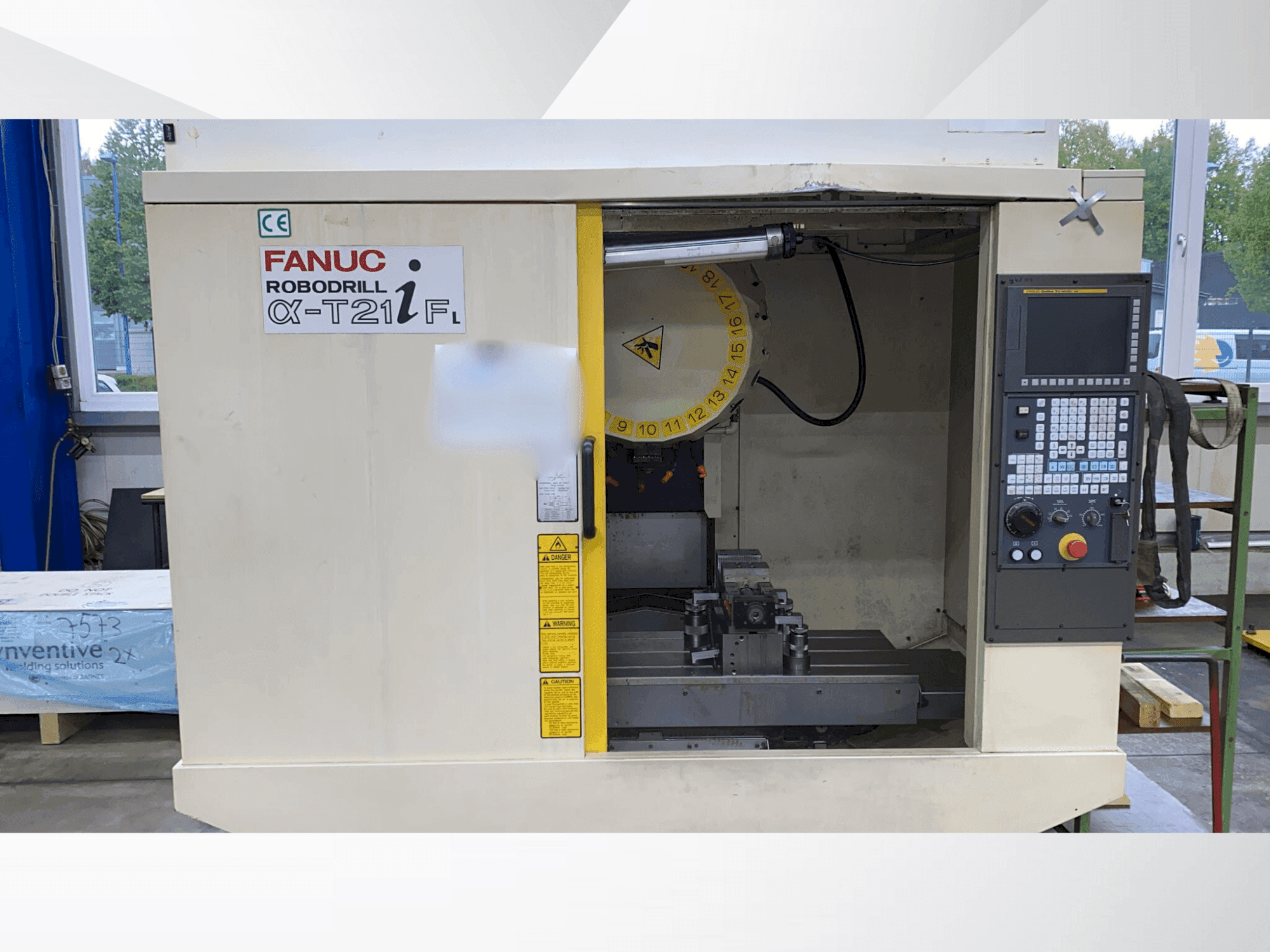 Čelní pohled na FANUC a-T21iFL stroj