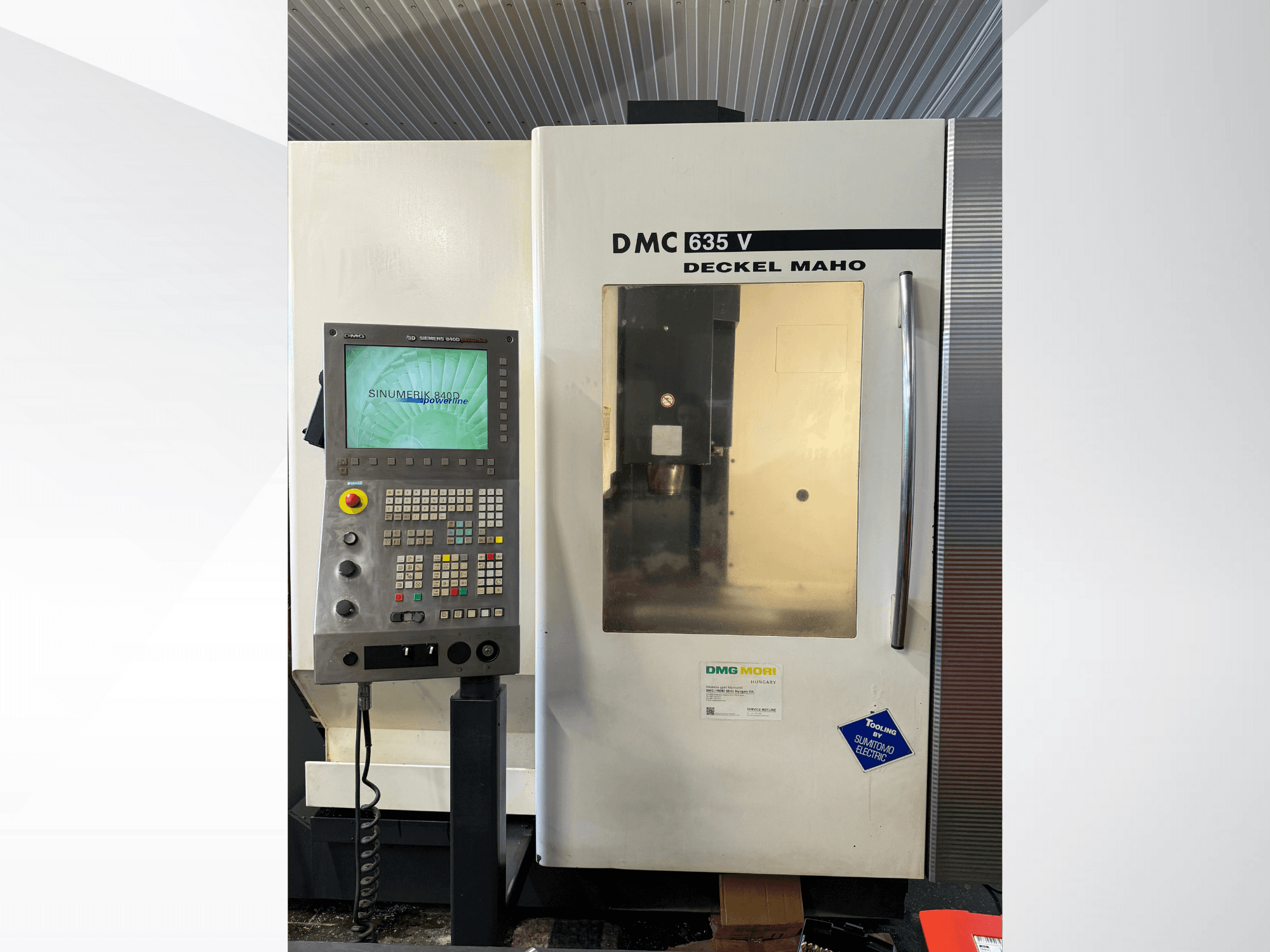 Frézka DMG Mori DMC 635 V s ovládacím panelem, pohled zepředu, s displejem Sinumerik a různými ovládacími tlačítky.