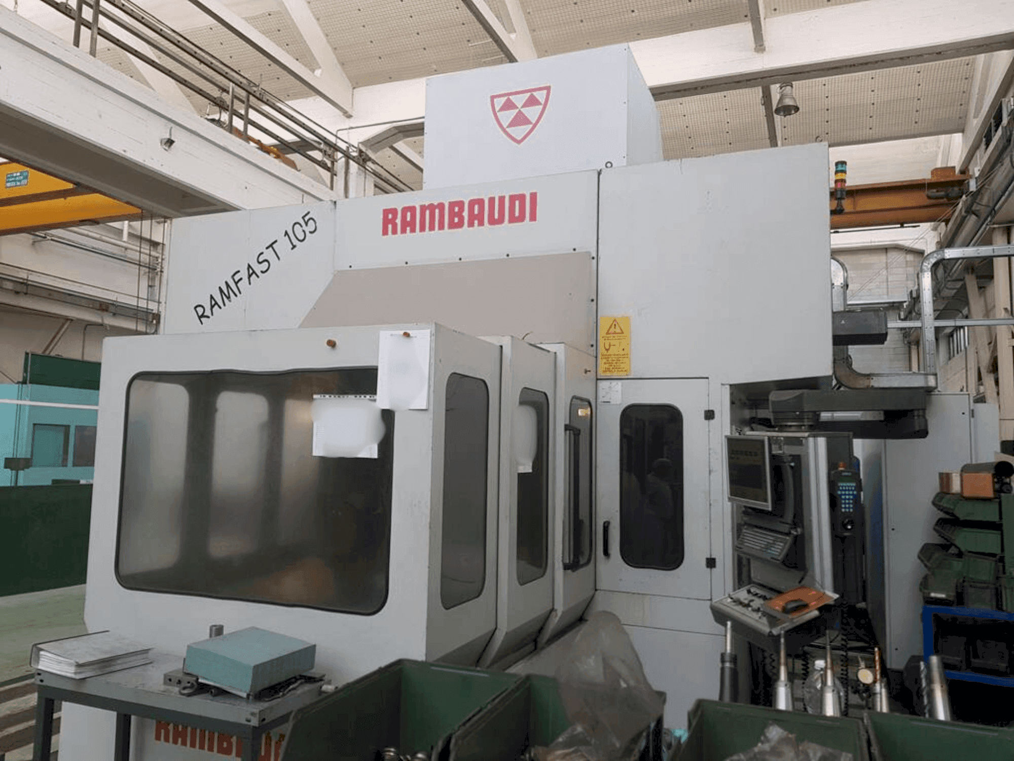 Čelní pohled na Rambaudi RAMFAST RF105 stroj