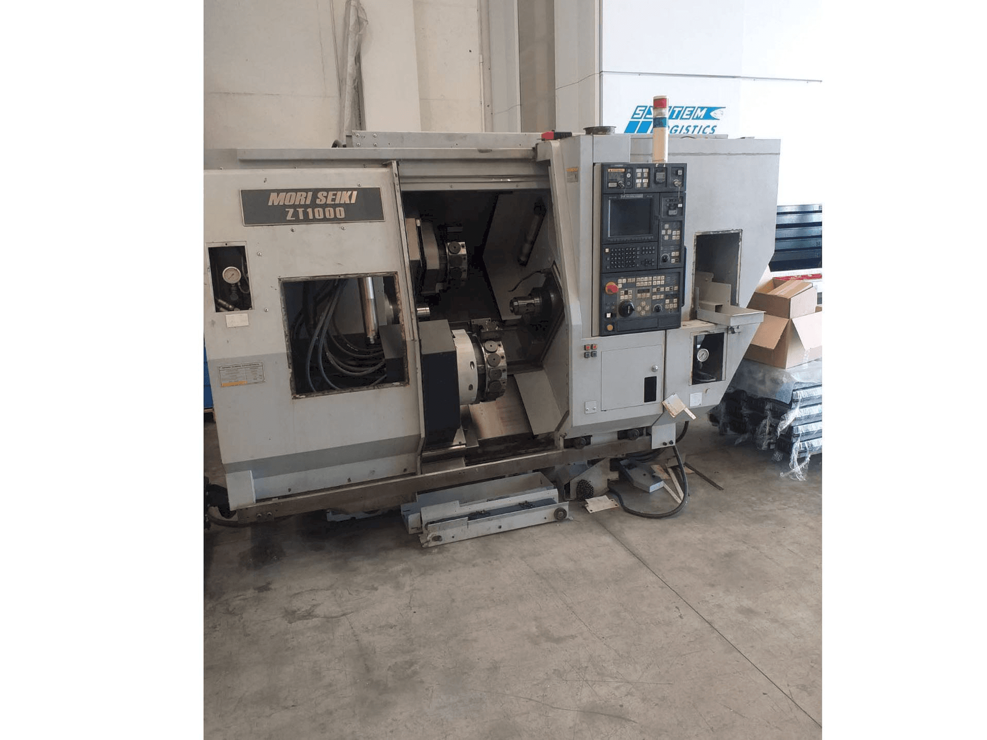 Čelní pohled na MORI SEIKI ZT 1000 stroj