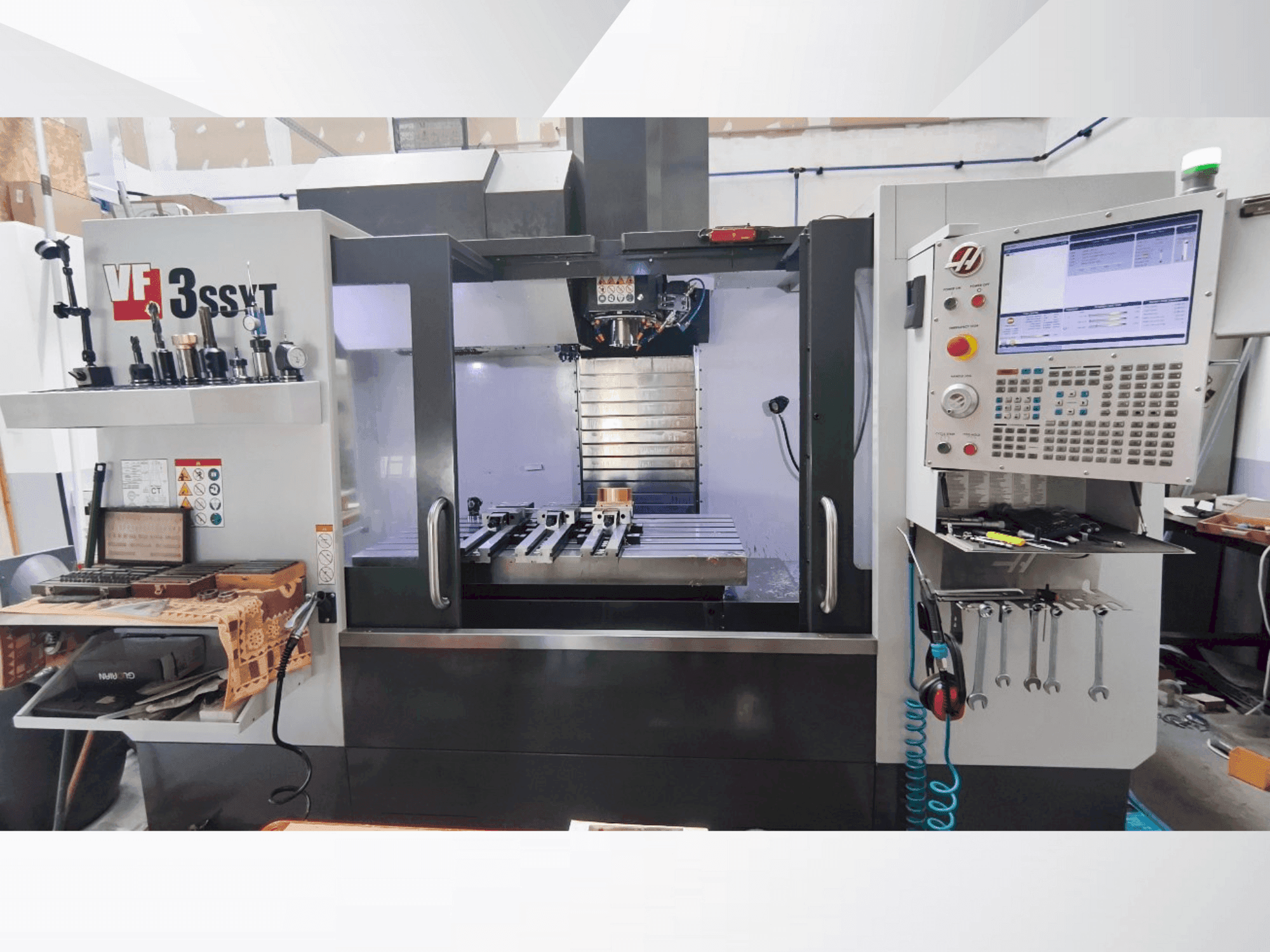 Čelní pohled na HAAS VF-3SSYT with HRT 210 4X stroj