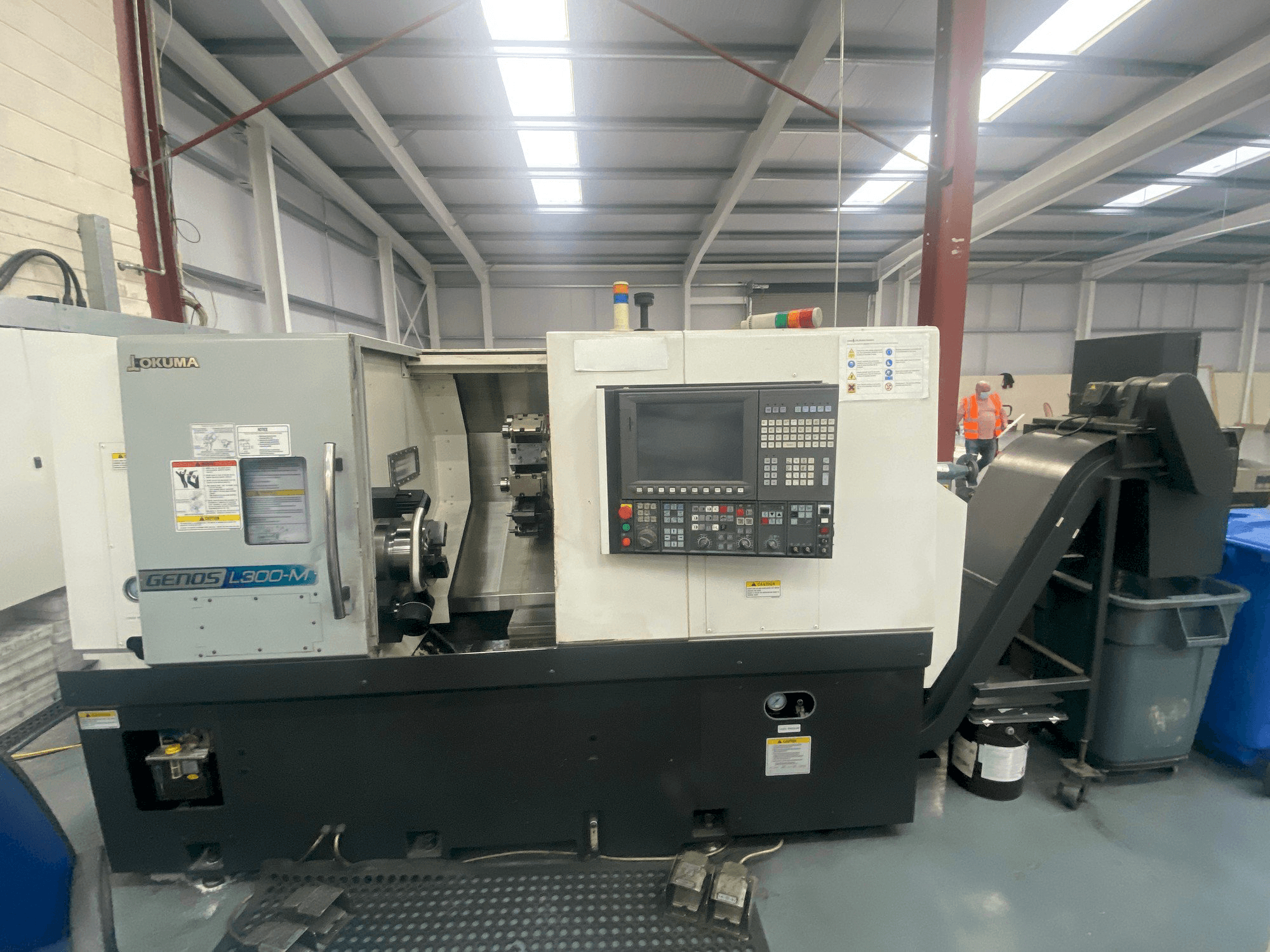 Čelní pohled na Okuma Genos L300MW stroj