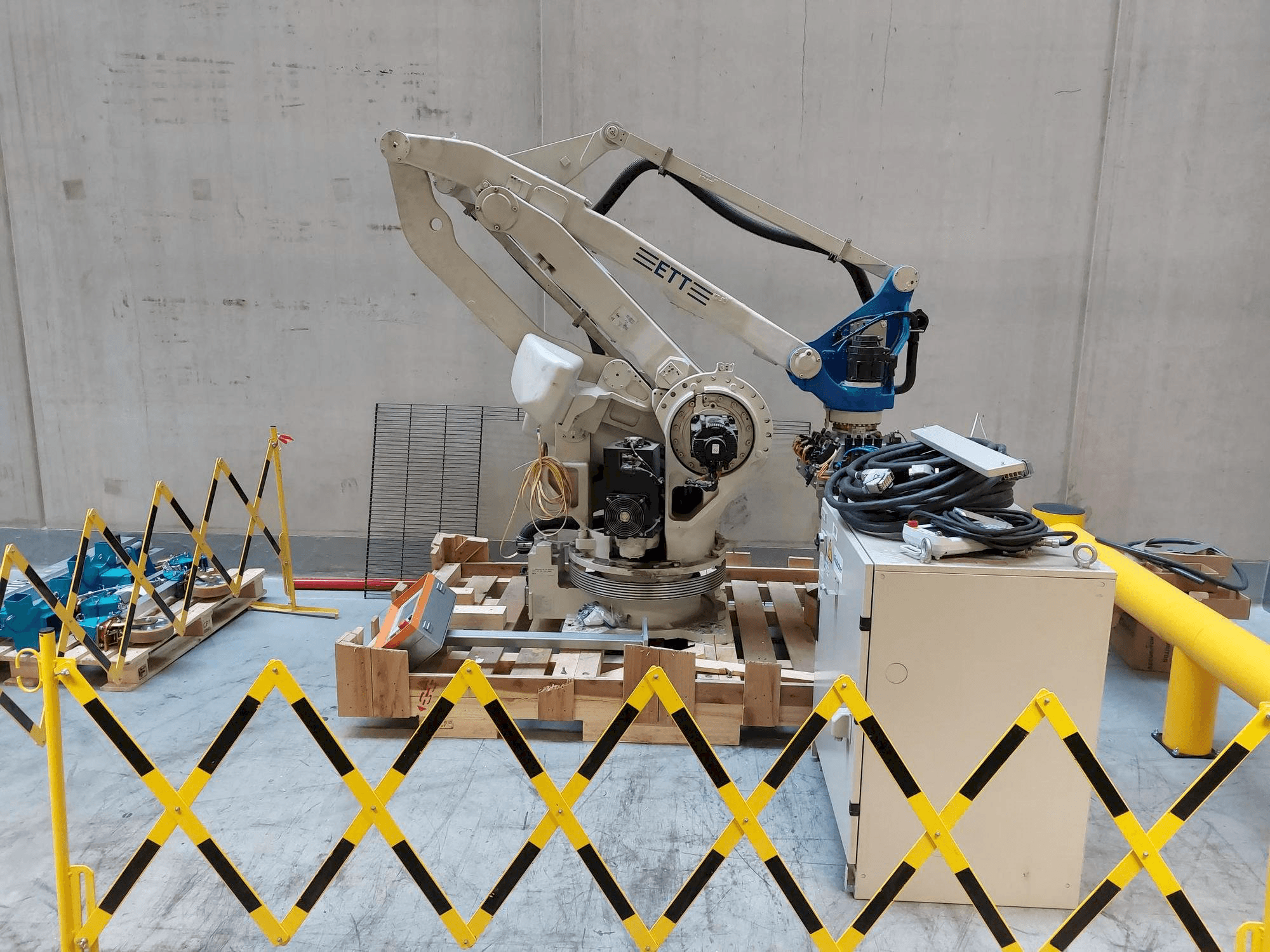 Čelní pohled na Yaskawa Motoman YR-MPL0160-B04 stroj