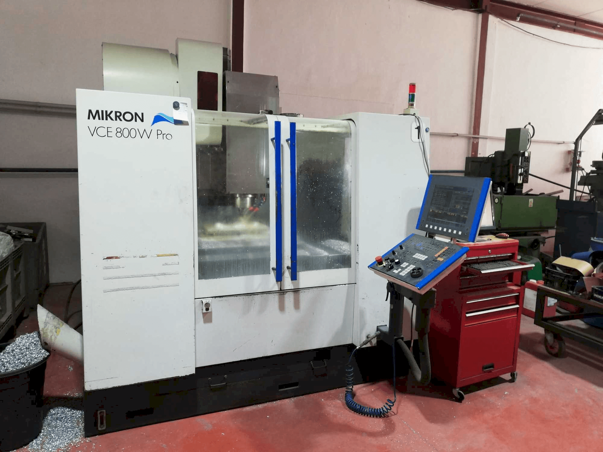 Čelní pohled na MIKRON VCE 800W Pro stroj