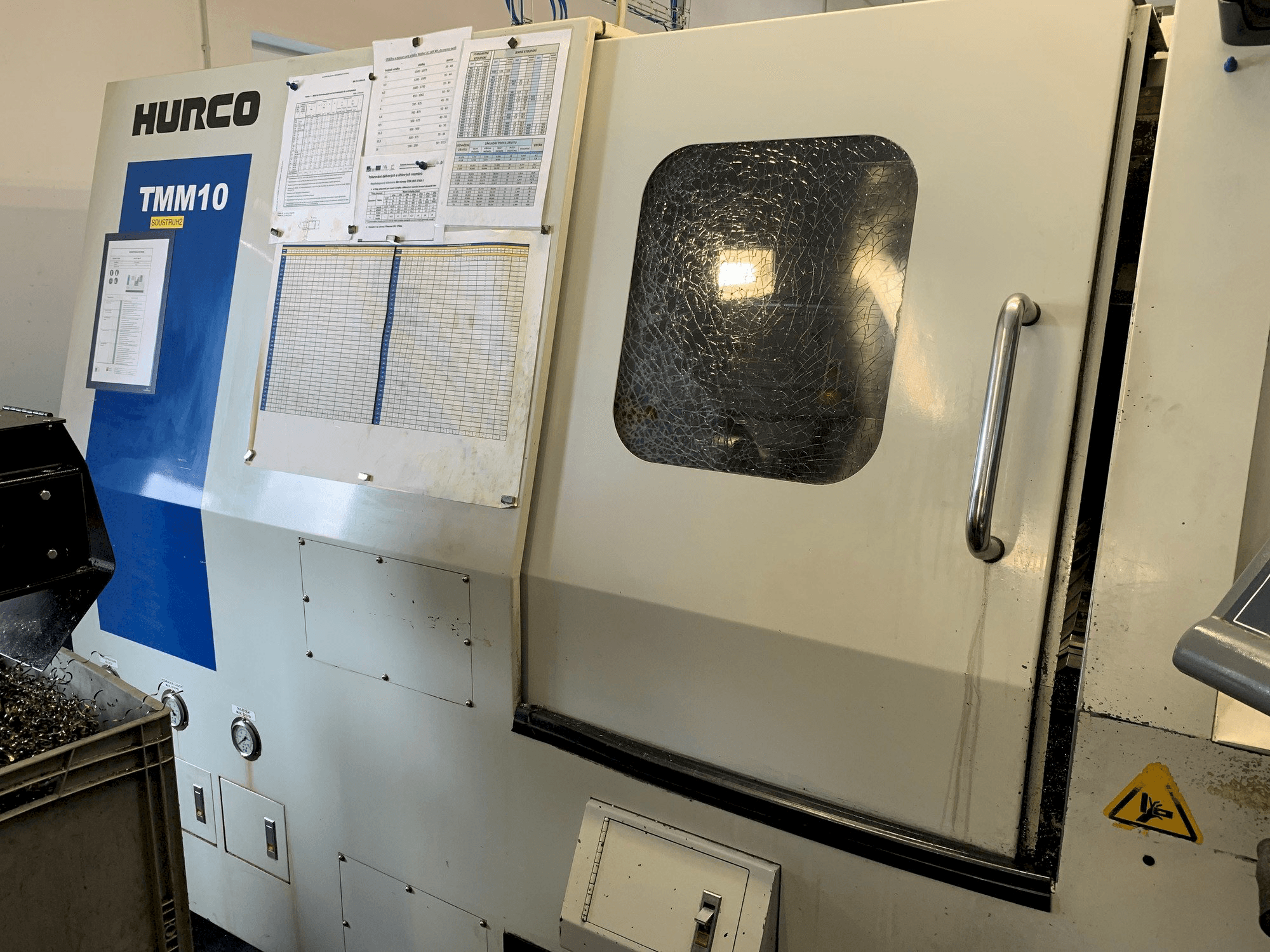 Čelní pohled na Hurco TMM 10 stroj