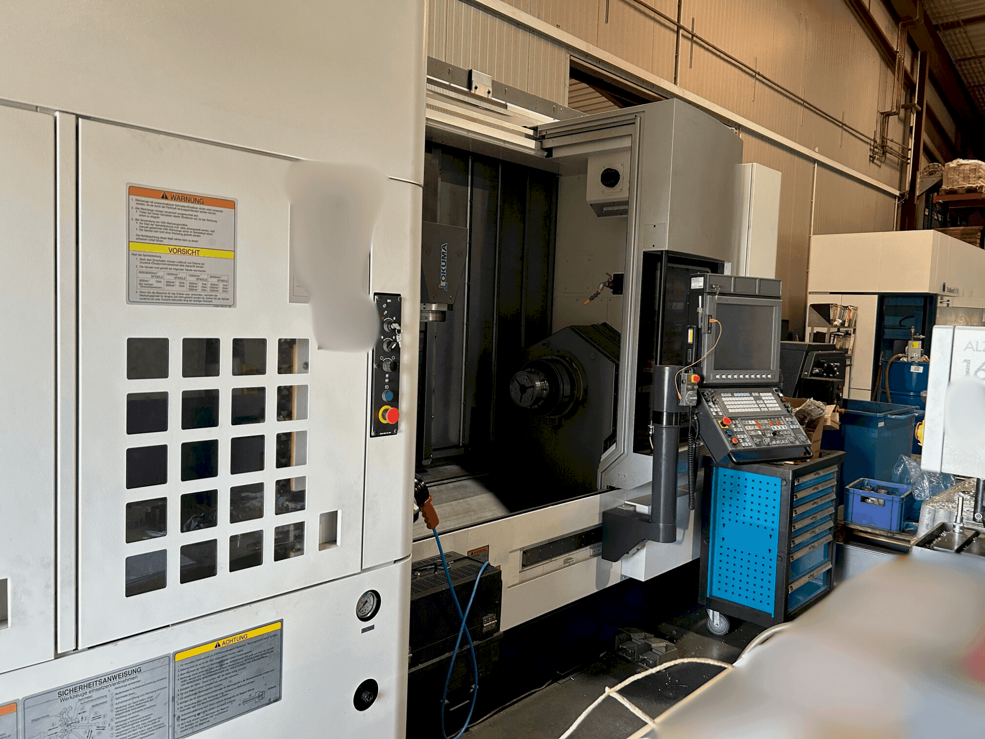 Čelní pohled na Okuma Multus U3000 1SW 1500 stroj
