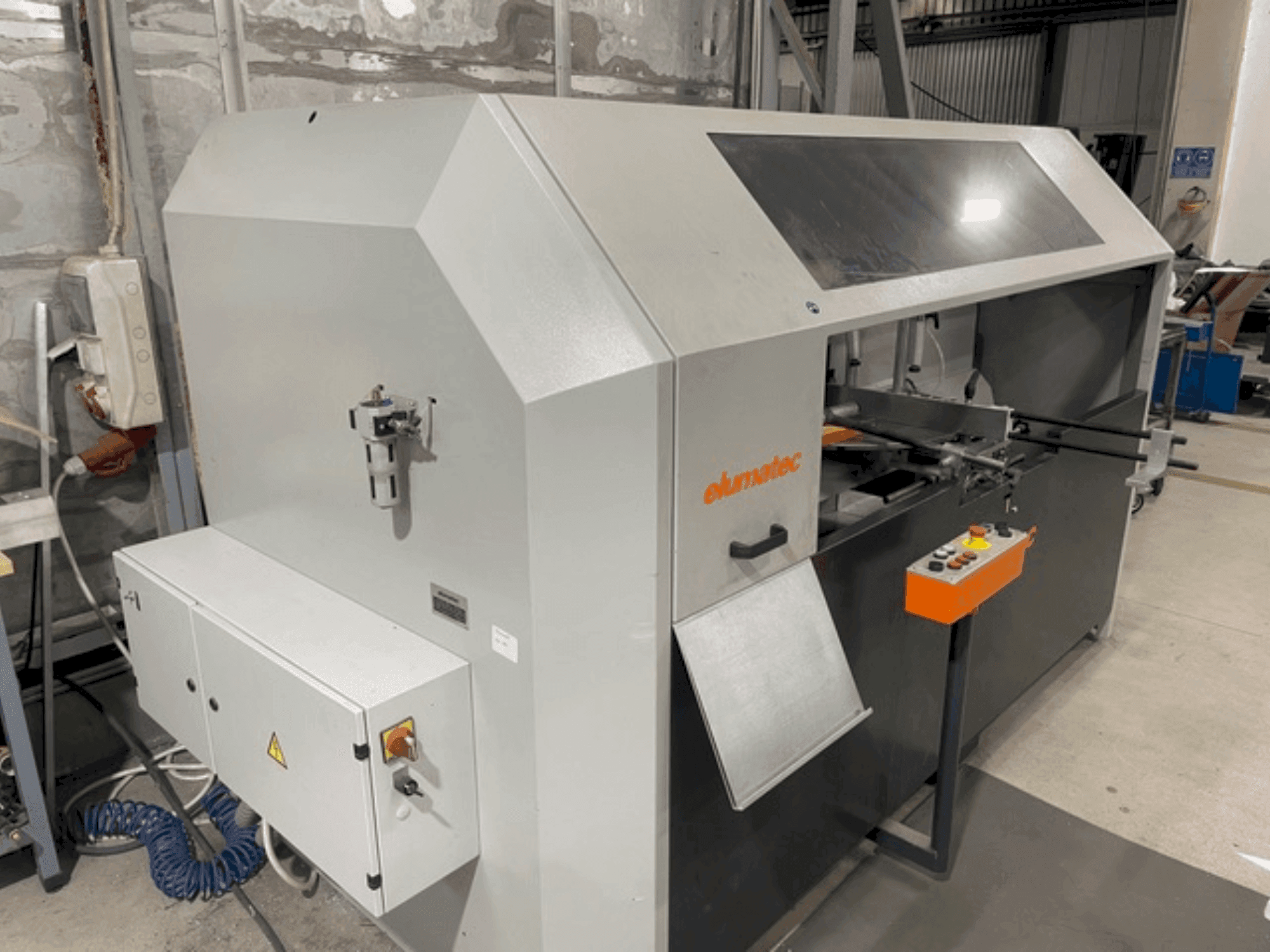 Čelní pohled na Elumatec AKS134/64 stroj