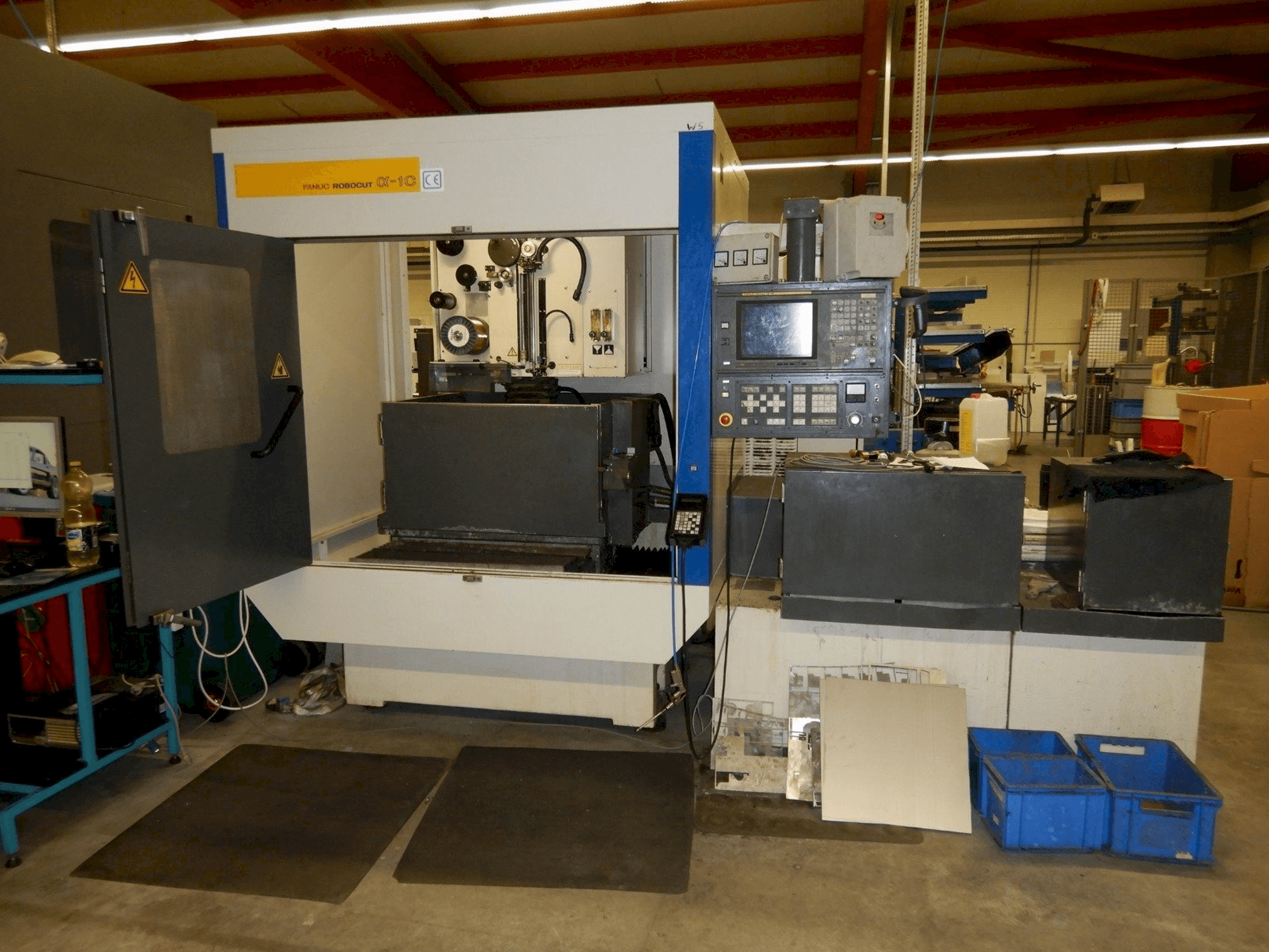 Čelní pohled na FANUC ROBOCUT ALPHA 1C stroj