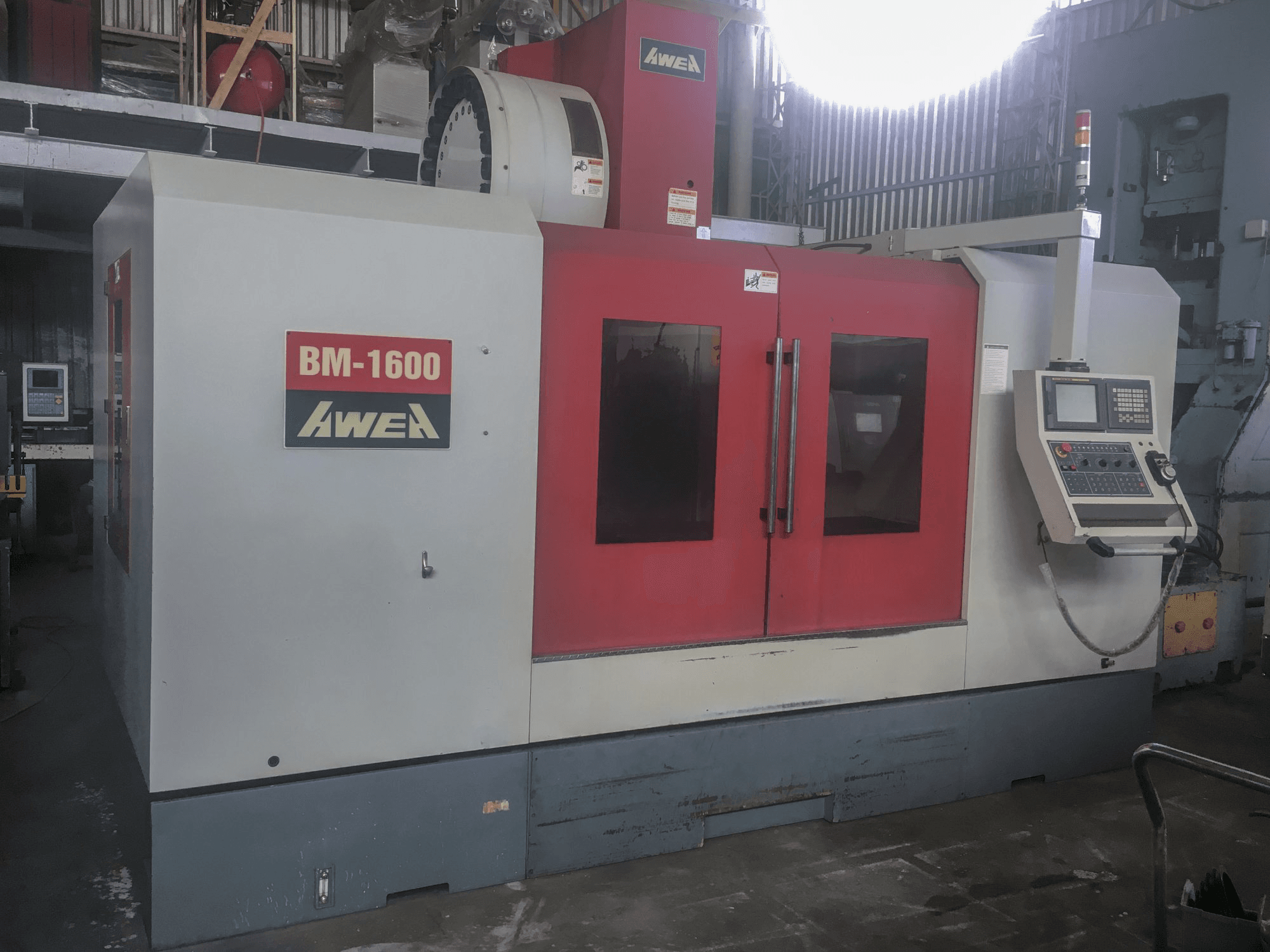 Levý pohled na AWEA BM-1600 stroj
