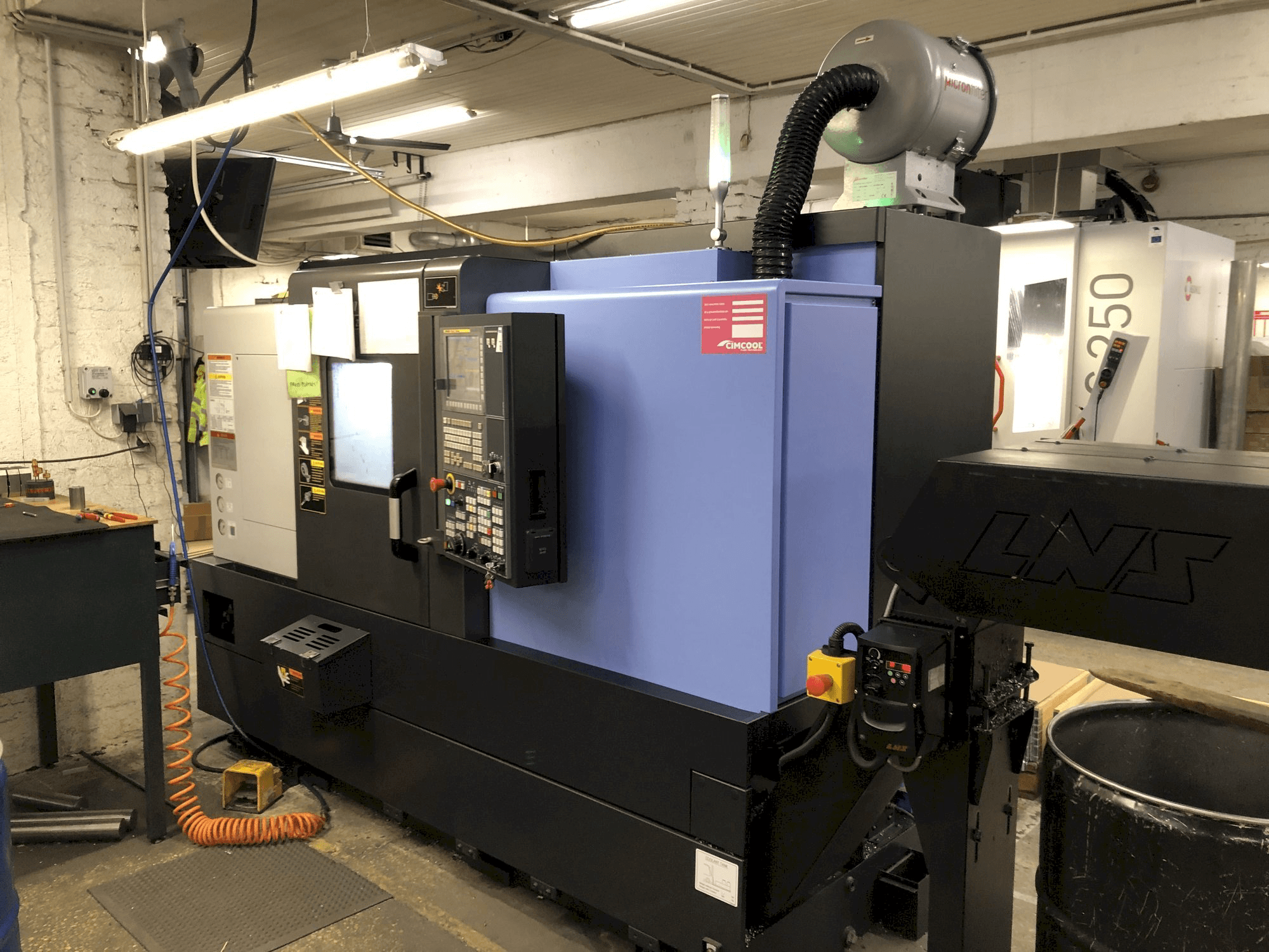 Čelní pohled na Doosan Lynx 220 LYC stroj