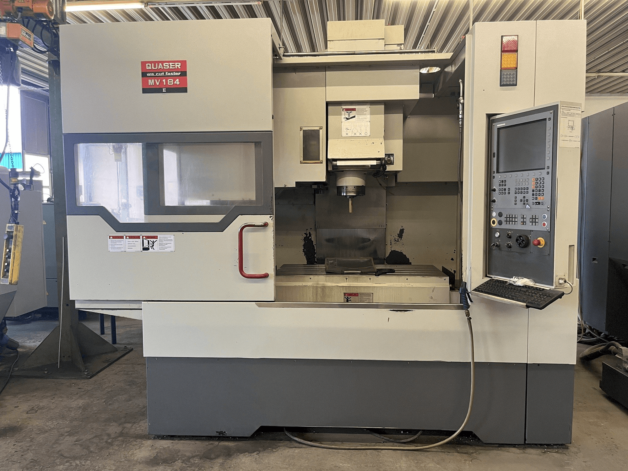 Čelní pohled na Quaser MV 184E stroj