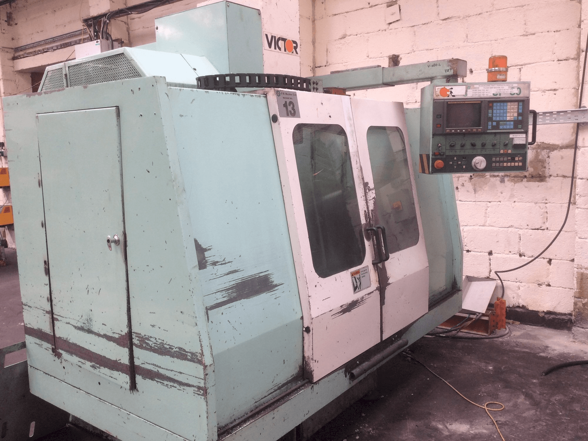 Čelní pohled na Victor V Center-80 stroj