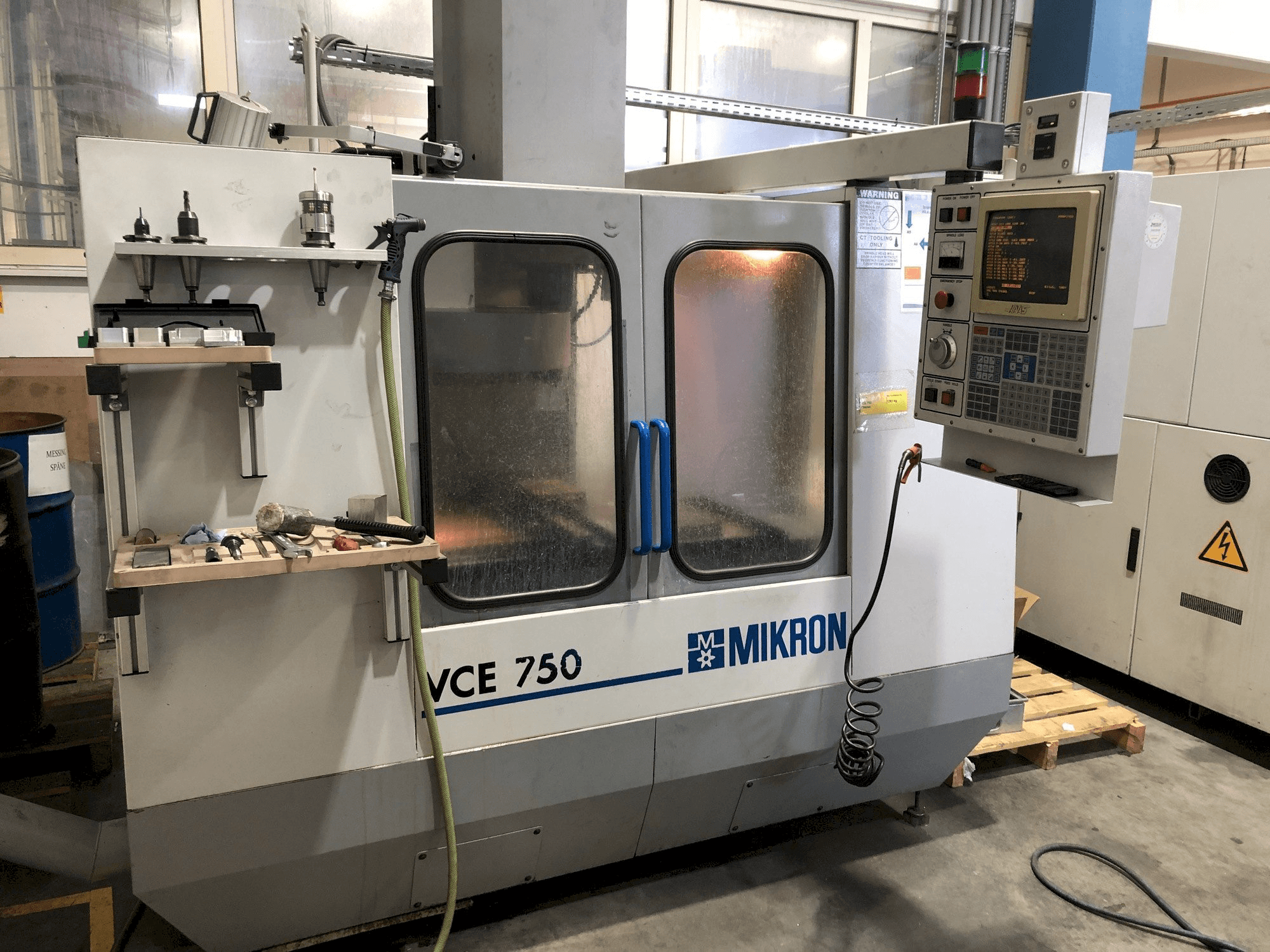 Čelní pohled na MIKRON VCE 750 stroj