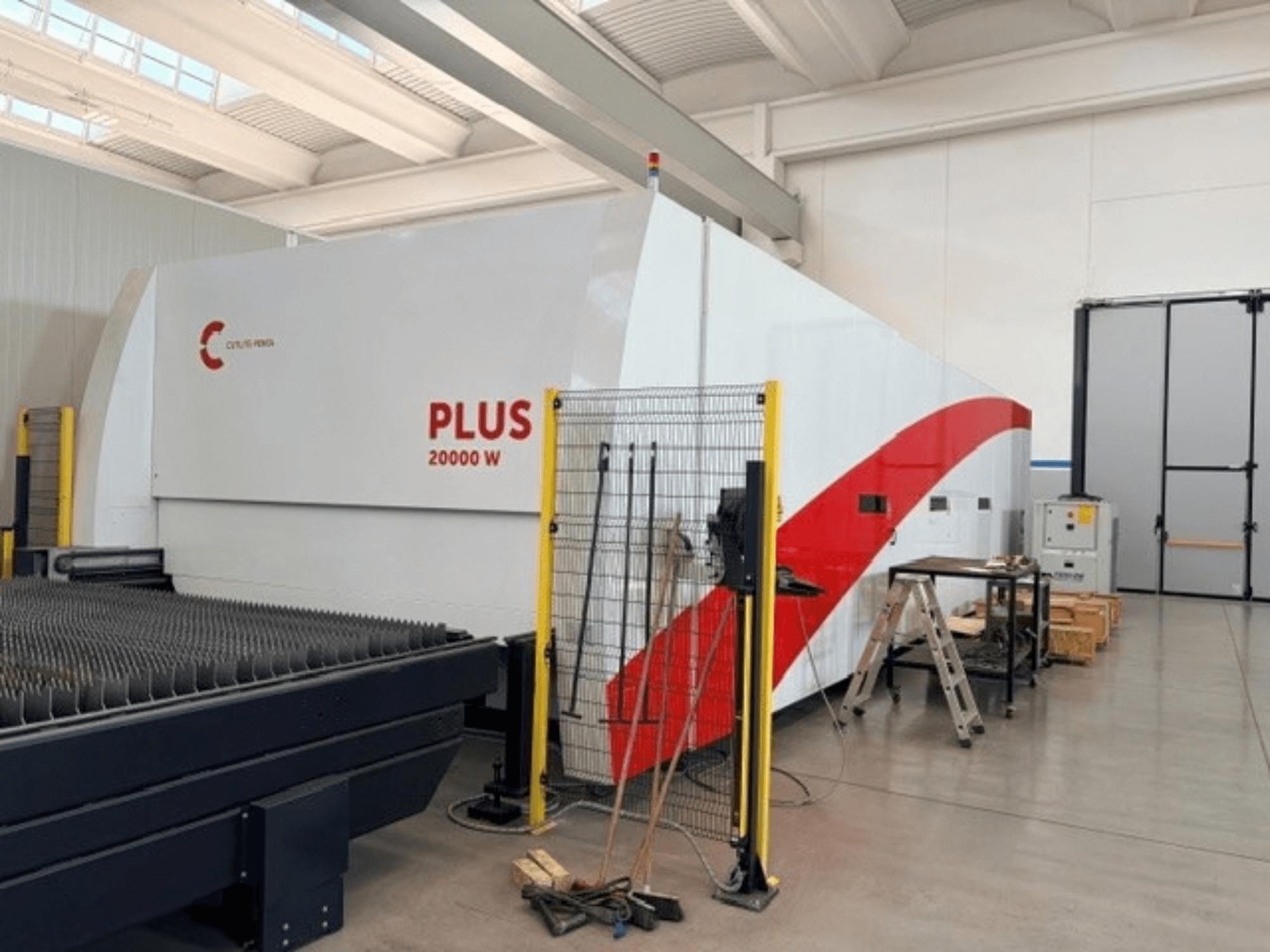 Vláknový laserový řezací stroj CUTLITE PENTA PLUS LM 9030, boční pohled, znázorňující výkon 20 000 W, s ochranným oplocením a pracovním prostorem.