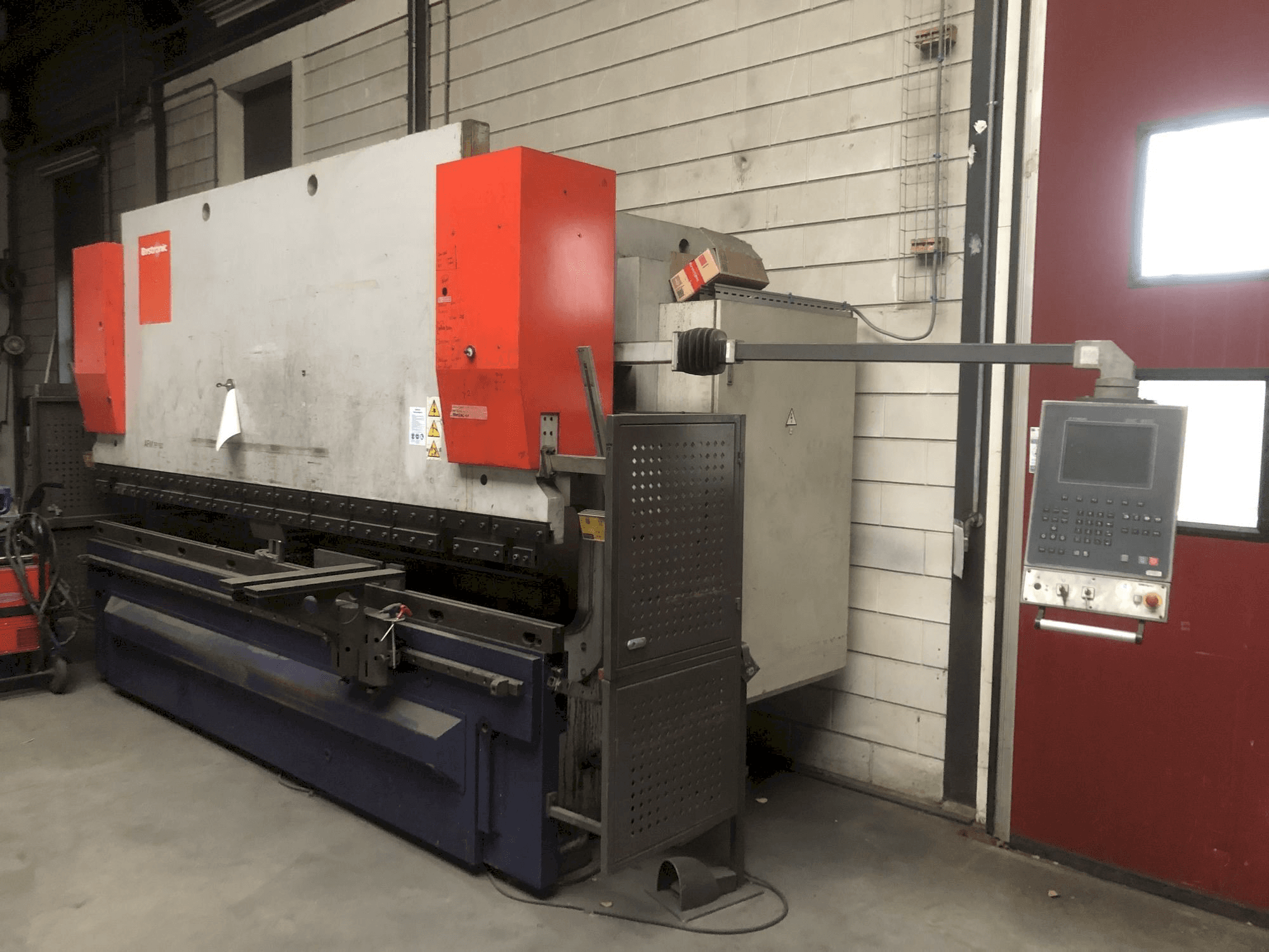 Pravý boční pohled na Bystronic EP40-160 stroj