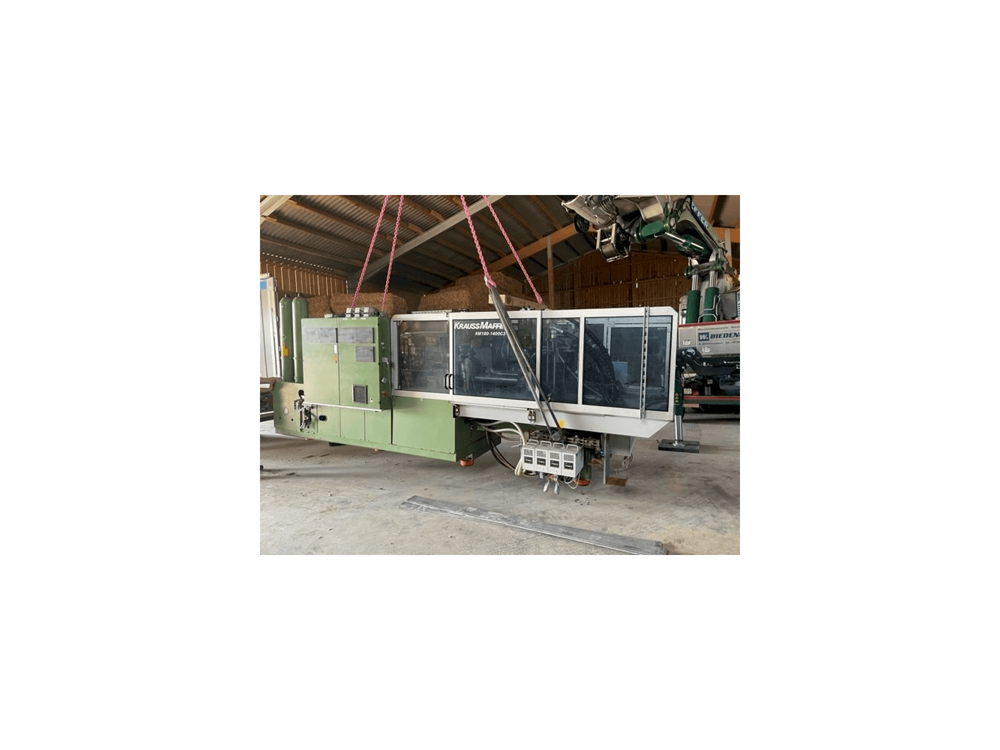 Čelní pohled na Krauss Maffei KW180 C3 hybrid stroj