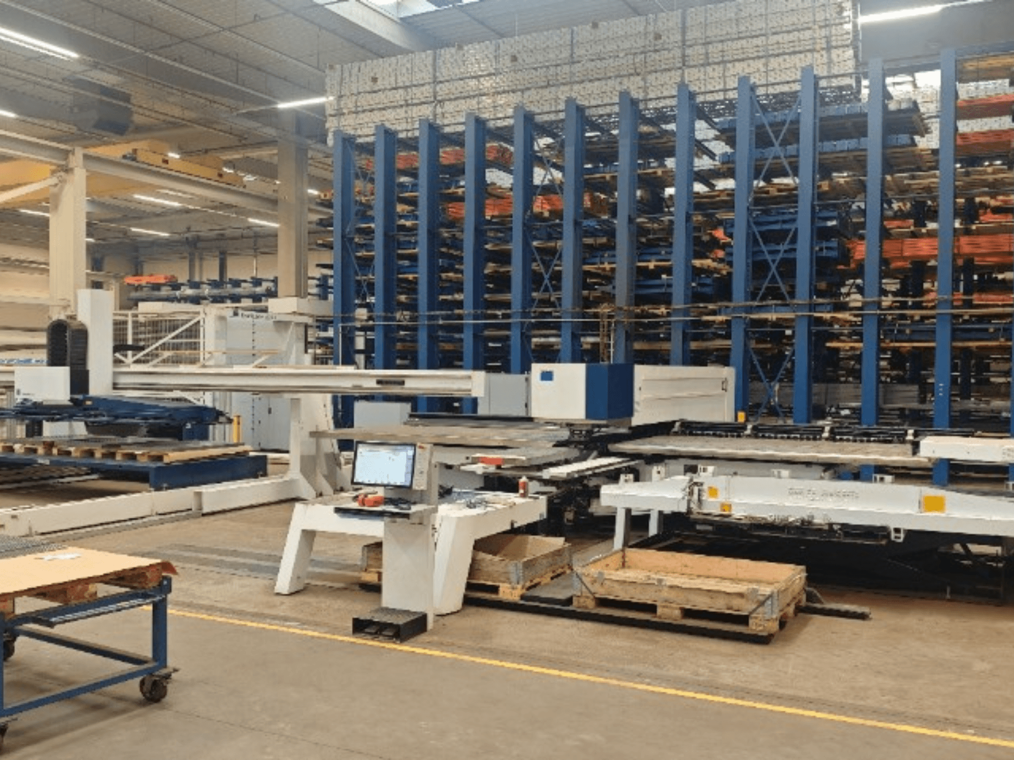CNC děrovací stroj TRUMPF TruPunch 5000 S12 v dílně, pohled zepředu s ovládacím panelem a úložným prostorem.