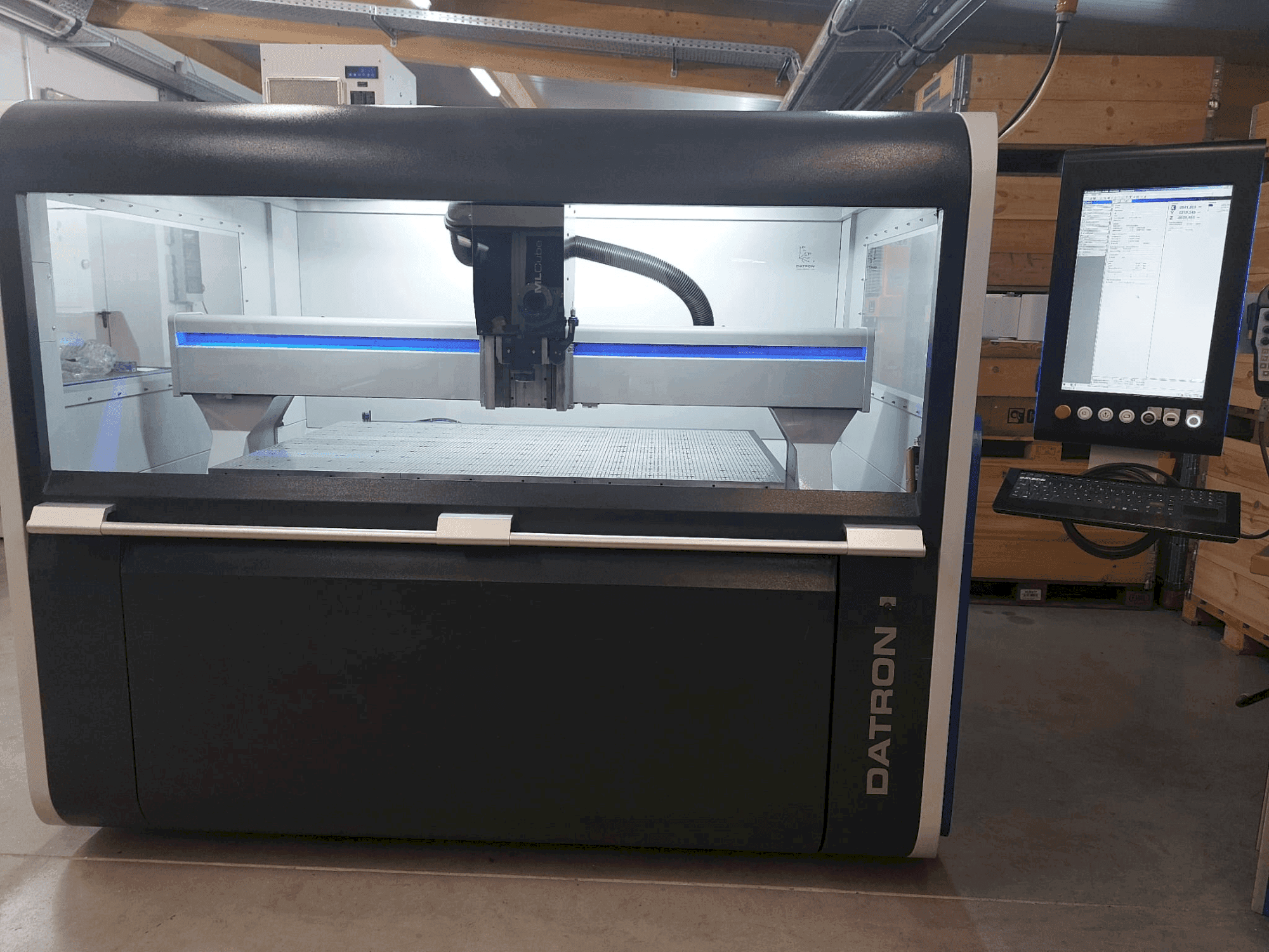 Čelní pohled na Datron MLCube LS stroj